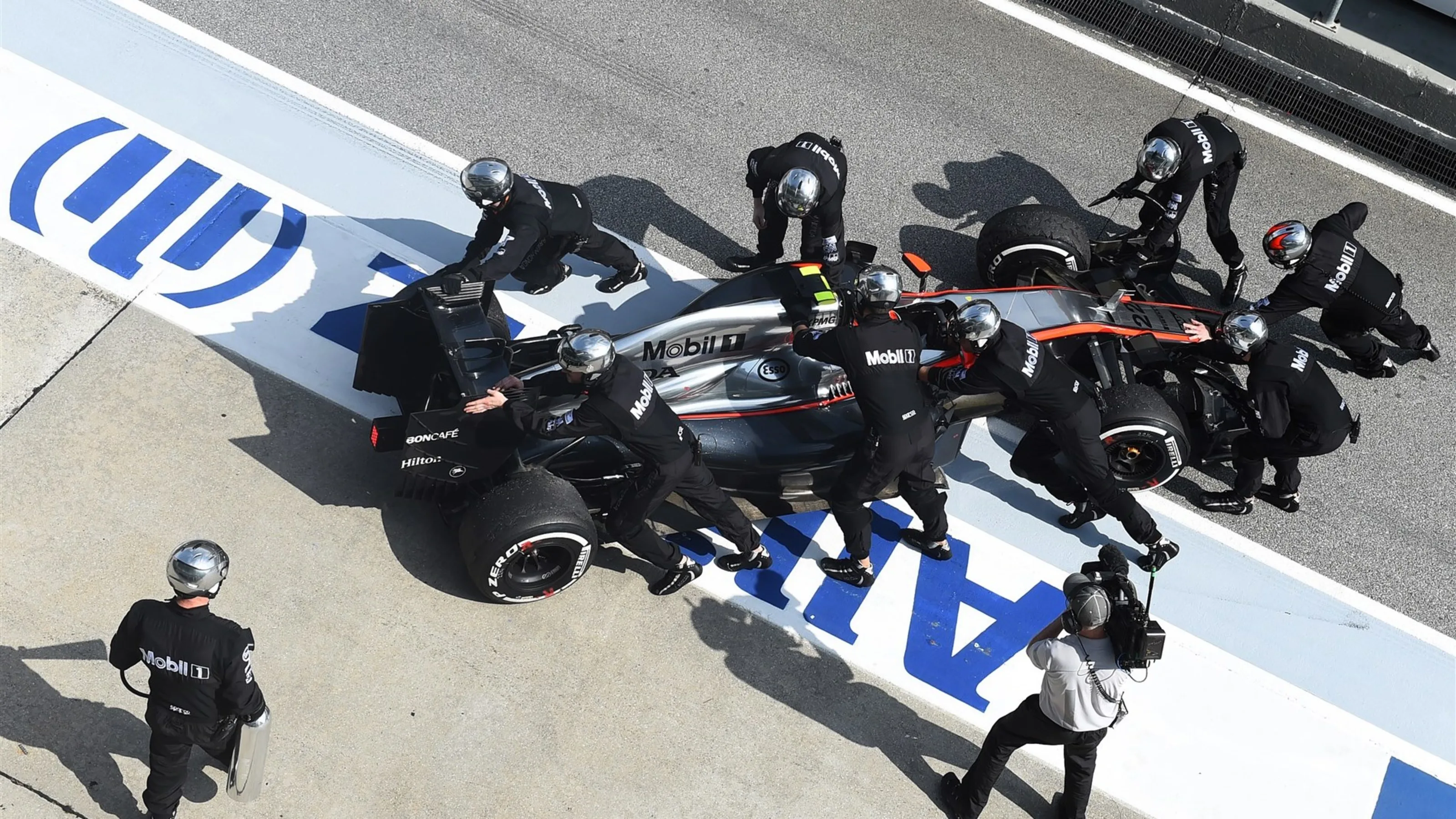 Jenson Button (GBR) McLaren MP4-30 retires from the race in the pits at Formula One World