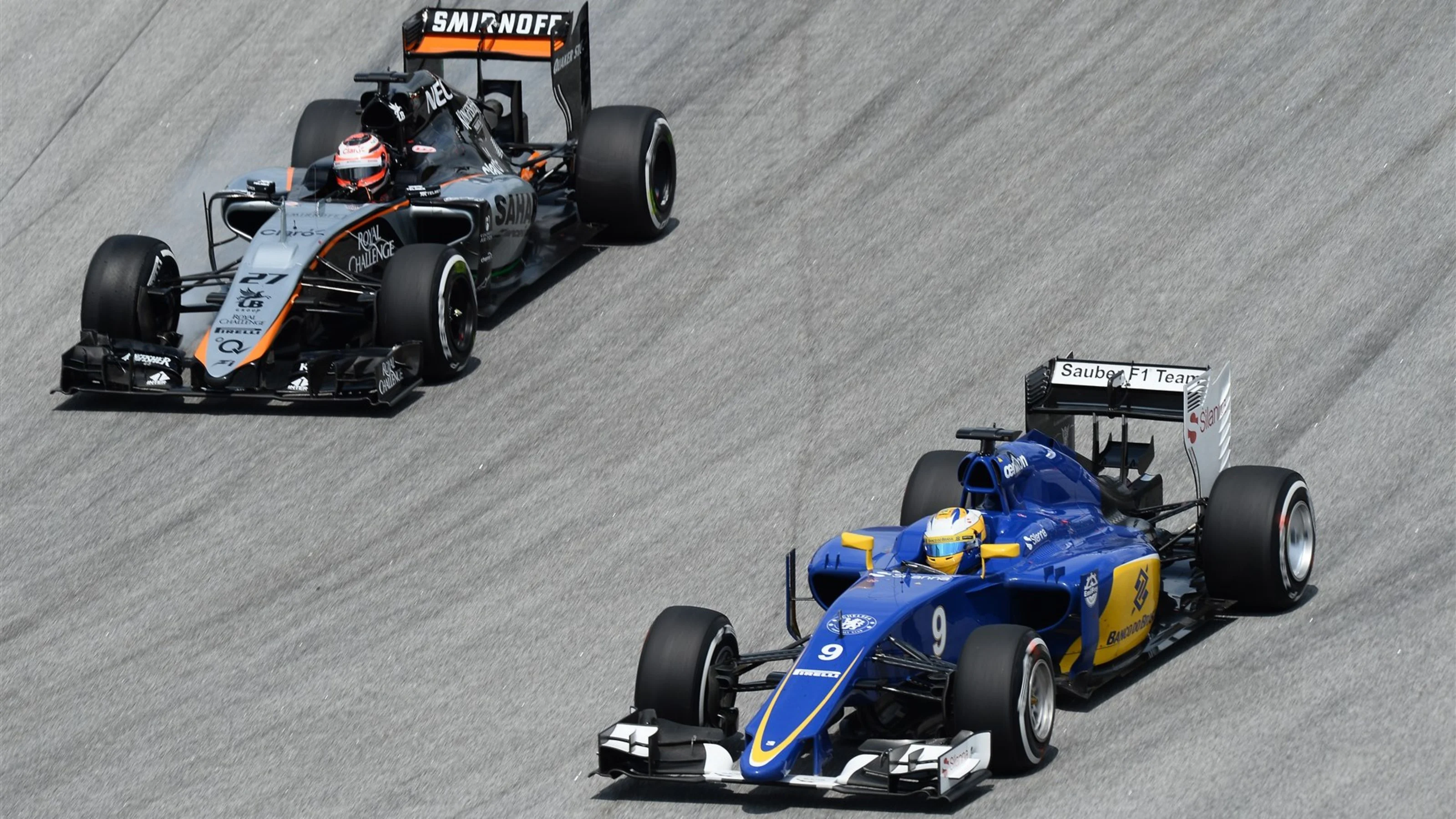 Marcus Ericsson (SWE) Sauber C34 and Nico Hulkenberg (GER) Force India VJM08 battle at Formula One