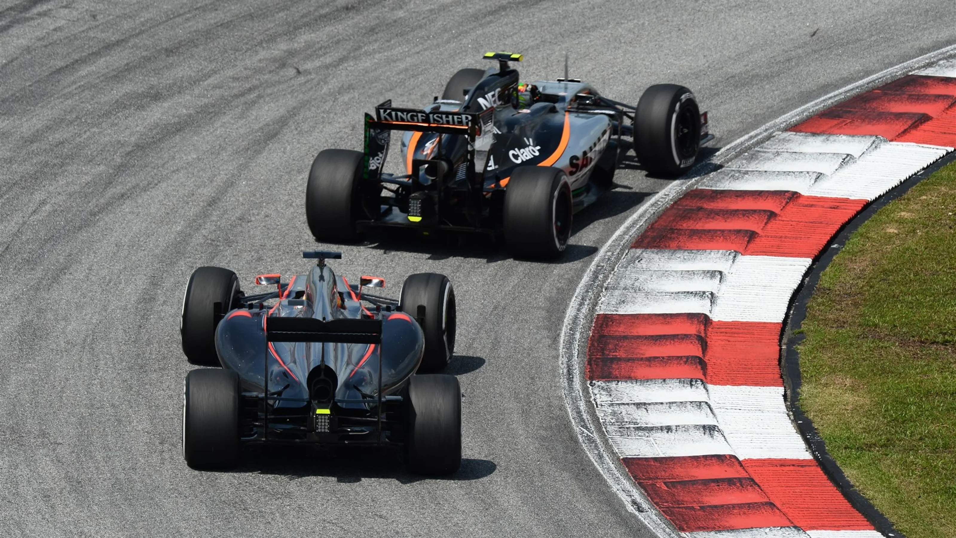 Fernando Alonso (ESP) McLaren MP4-30 and Sergio Perez (MEX) Force India VJM08 at Formula One World