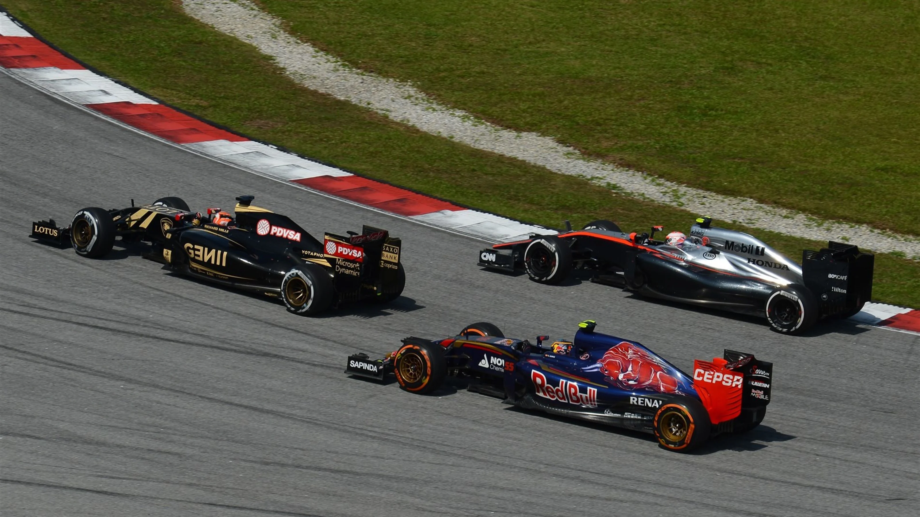Carlos Sainz jr (ESP) Scuderia Toro Rosso STR10, Romain Grosjean (FRA) Lotus E23 Hybrid and Jenson