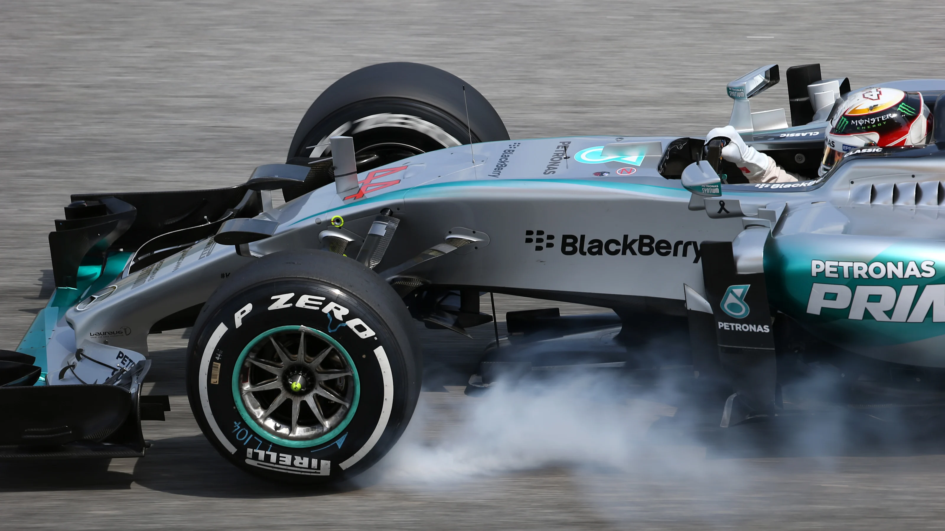Lewis Hamilton (GBR) Mercedes AMG F1 W06 locks up at Formula One World Championship, Rd2, Malaysian