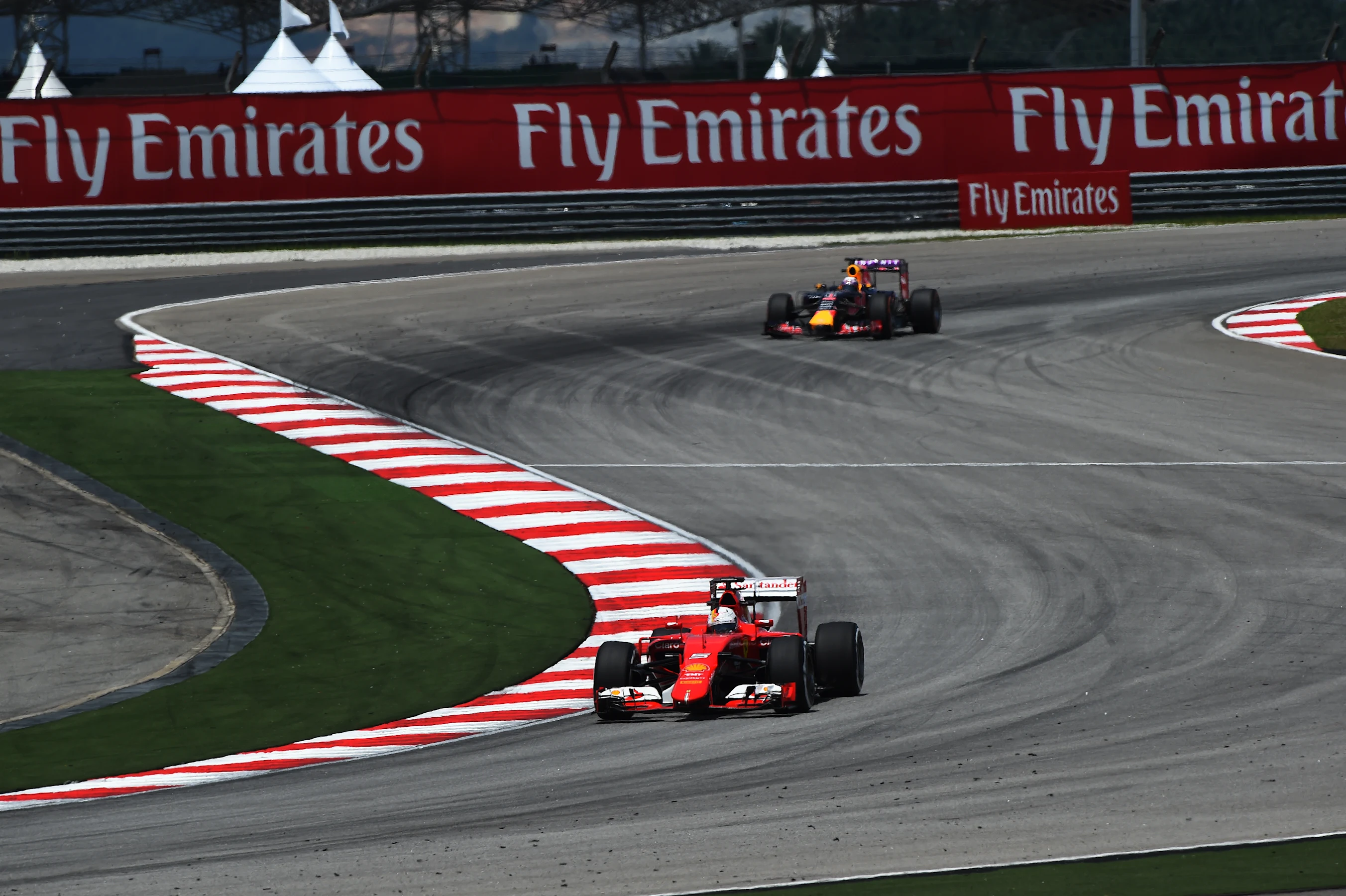 Sebastian Vettel (GER) Ferrari SF15-T leads Daniel Ricciardo (AUS) Red Bull Racing RB11 at Formula