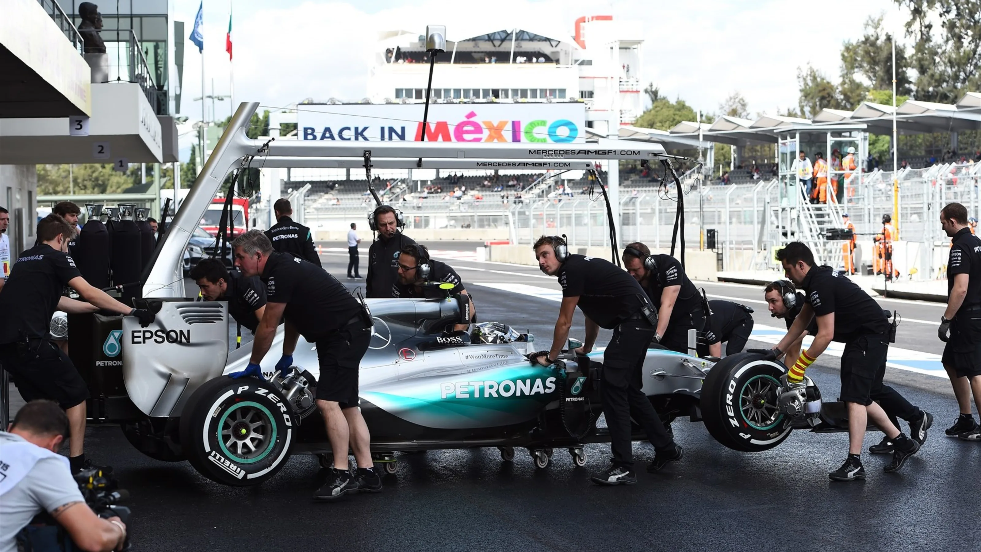 Lewis Hamilton (GBR) Mercedes AMG F1 W06 at Formula One World Championship, Rd17, Mexican Grand