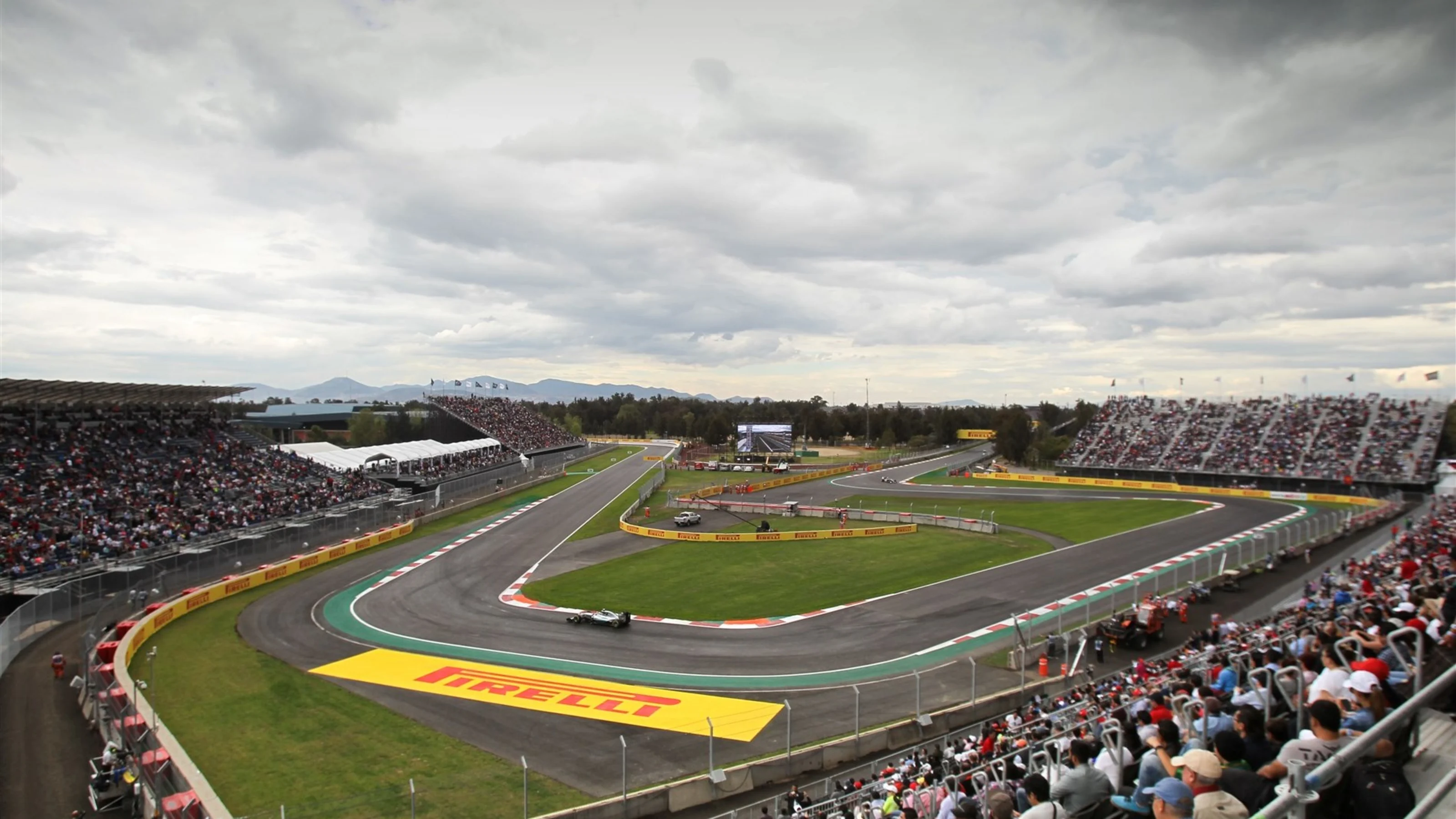 Lewis Hamilton (GBR) Mercedes AMG F1 W06 at Formula One World Championship, Rd17, Mexican Grand