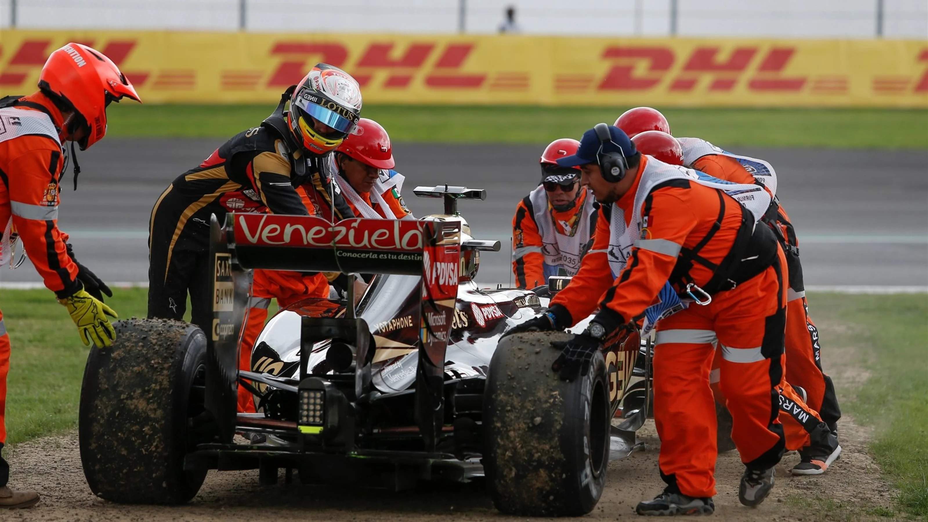 Marshals and Romain Grosjean (FRA) Lotus E23 Hybrid at Formula One World Championship, Rd17,