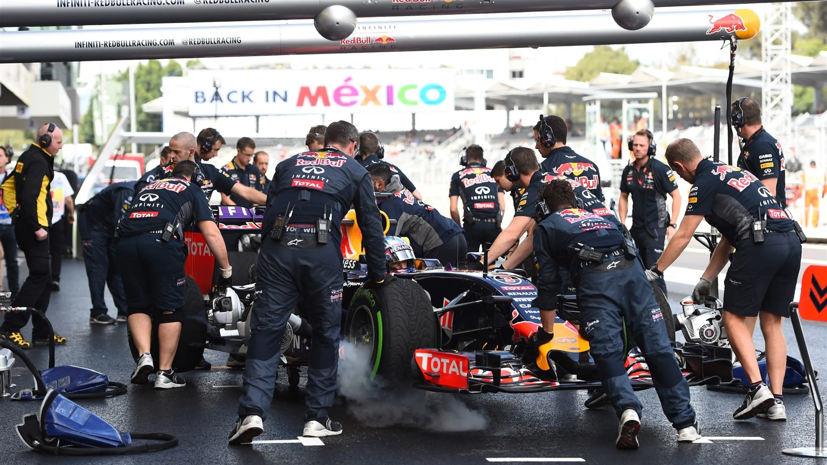 Daniel Ricciardo (AUS) Red Bull Racing RB11 at Formula One World Championship, Rd17, Mexican Grand