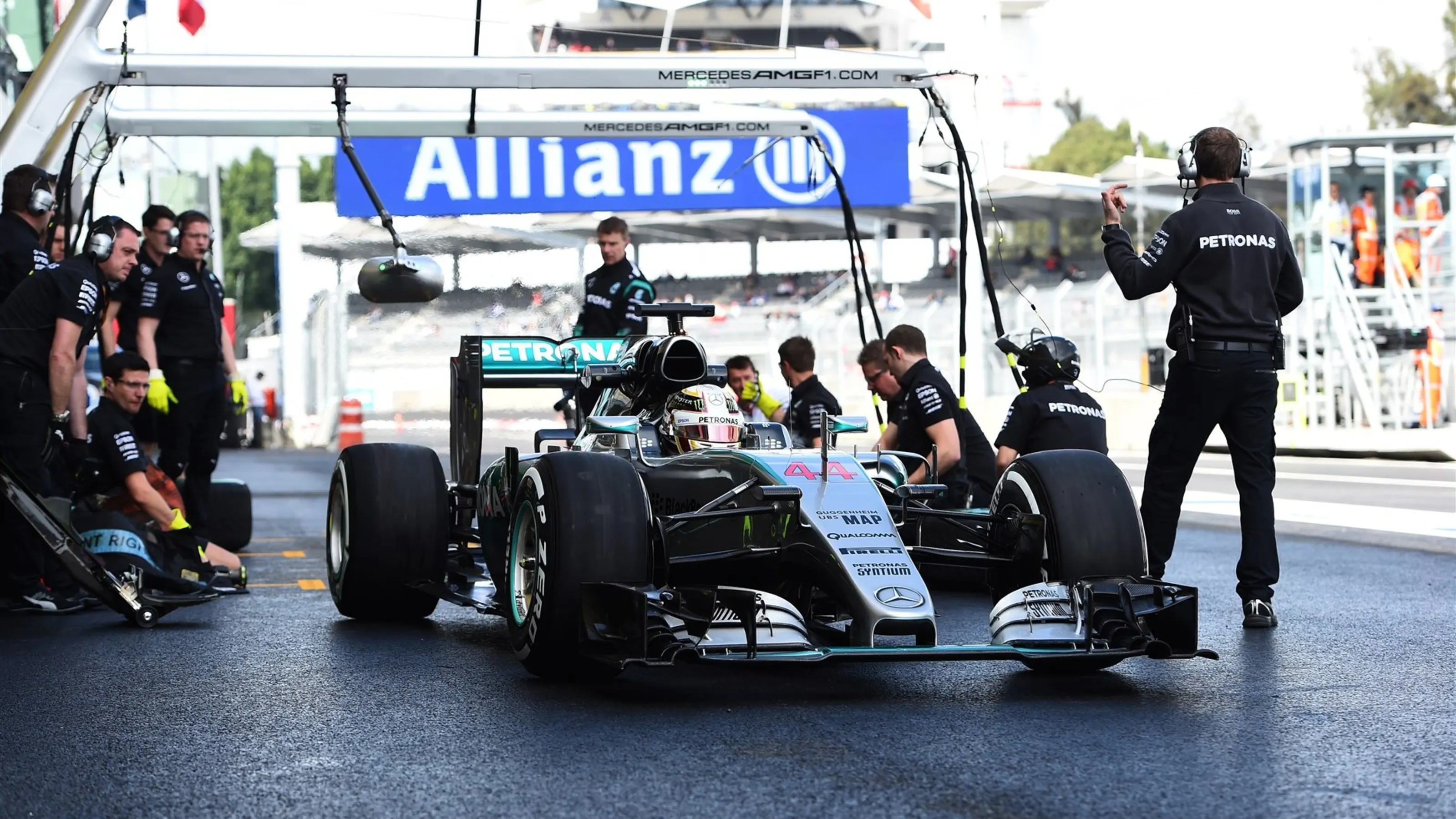 Lewis Hamilton (GBR) Mercedes AMG F1 W06 at Formula One World Championship, Rd17, Mexican Grand