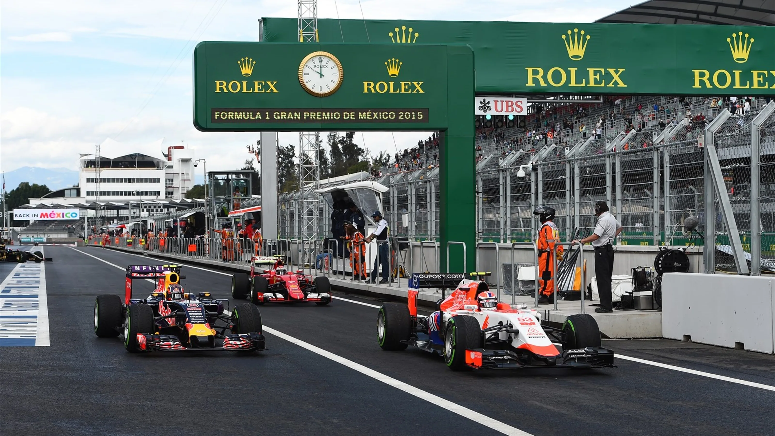 Alexander Rossi (USA) Manor GP and Daniil Kvyat (RUS) Red Bull Racing RB11 at Formula One World