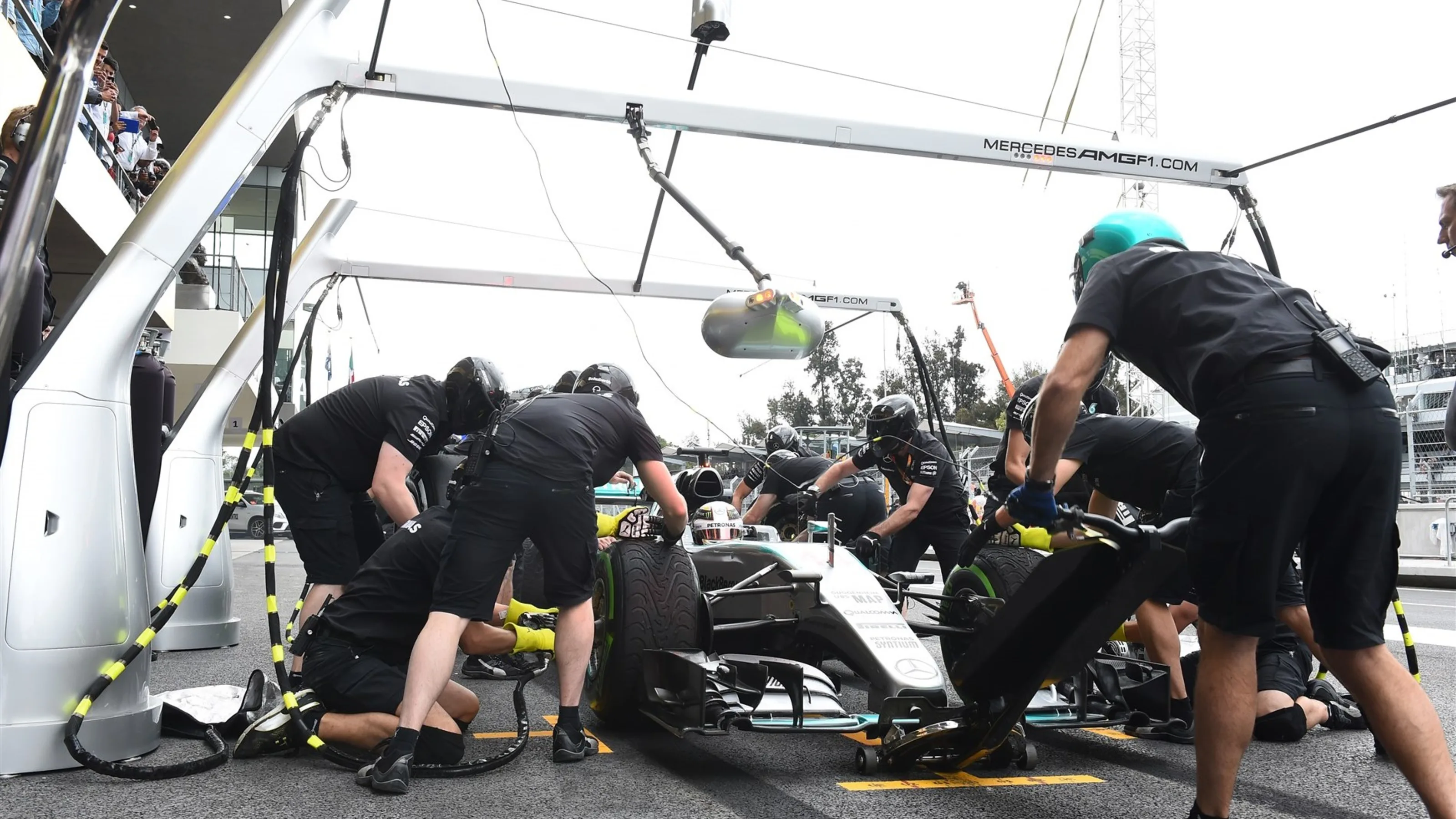 Lewis Hamilton (GBR) Mercedes AMG F1 W06 pit stop at Formula One World Championship, Rd17, Mexican