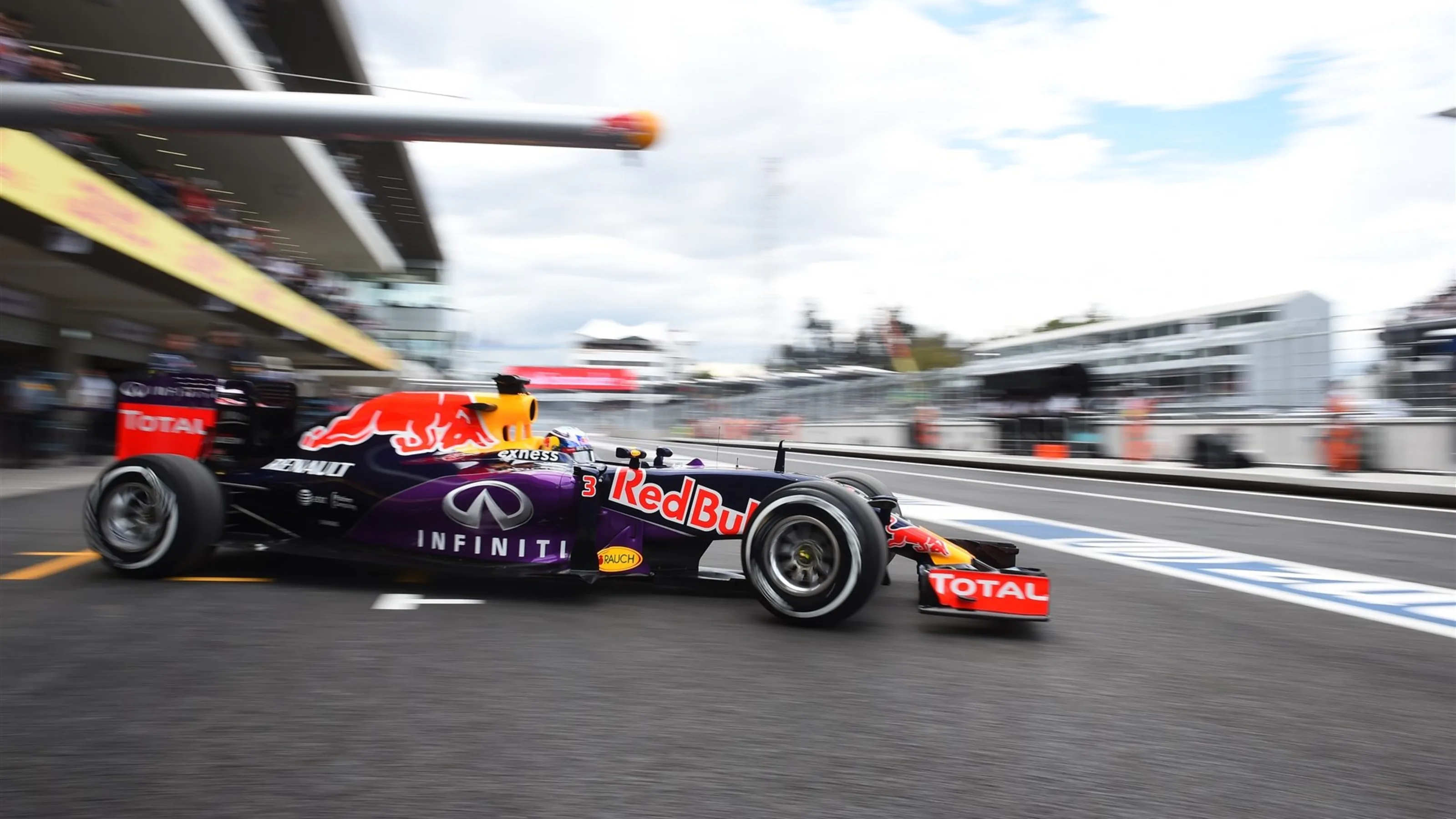 Daniel Ricciardo (AUS) Red Bull Racing RB11 at Formula One World Championship, Rd17, Mexican Grand
