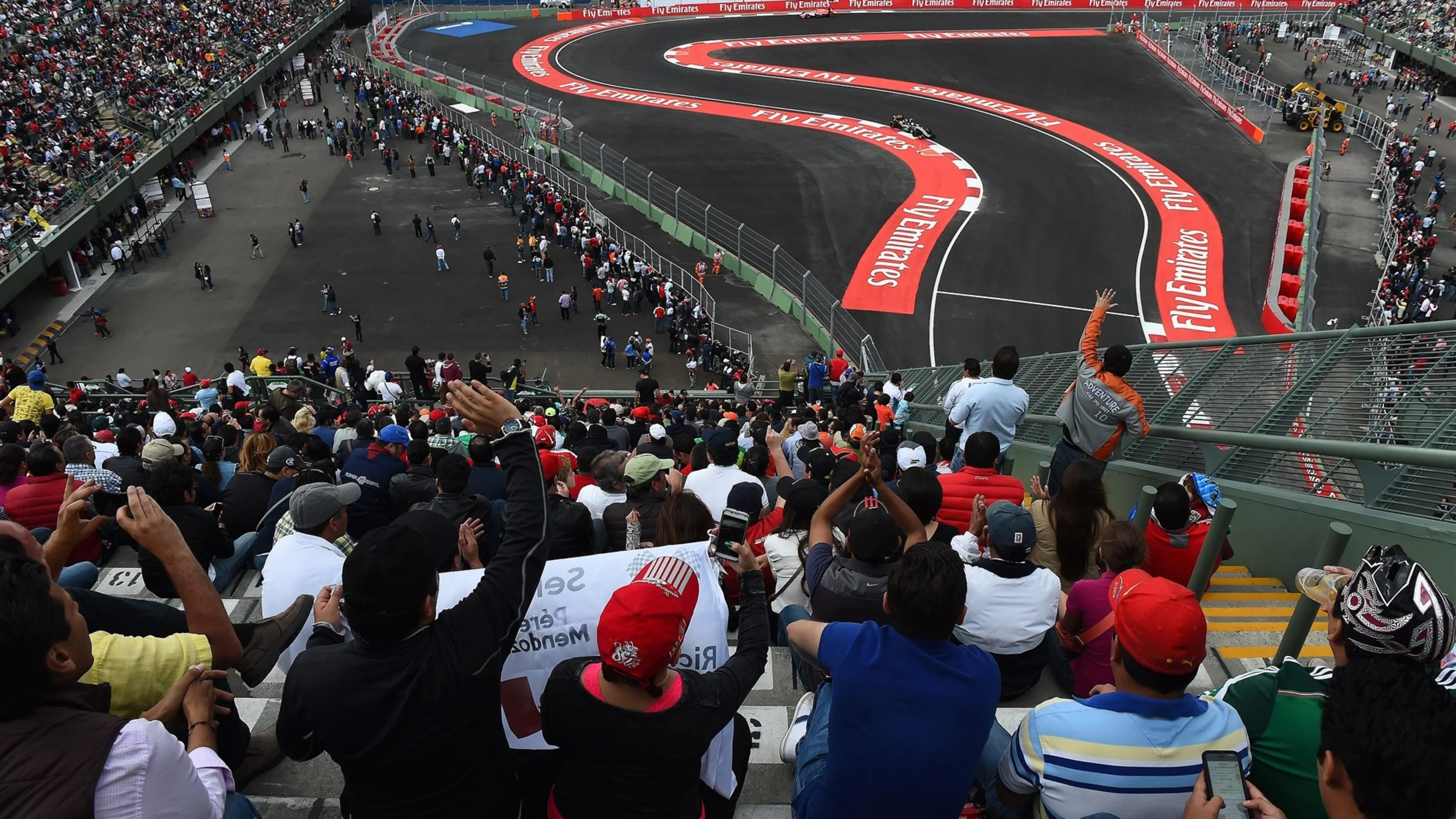 Fans and Sergio Perez (MEX) Force India VJM08 at Formula One World Championship, Rd17, Mexican
