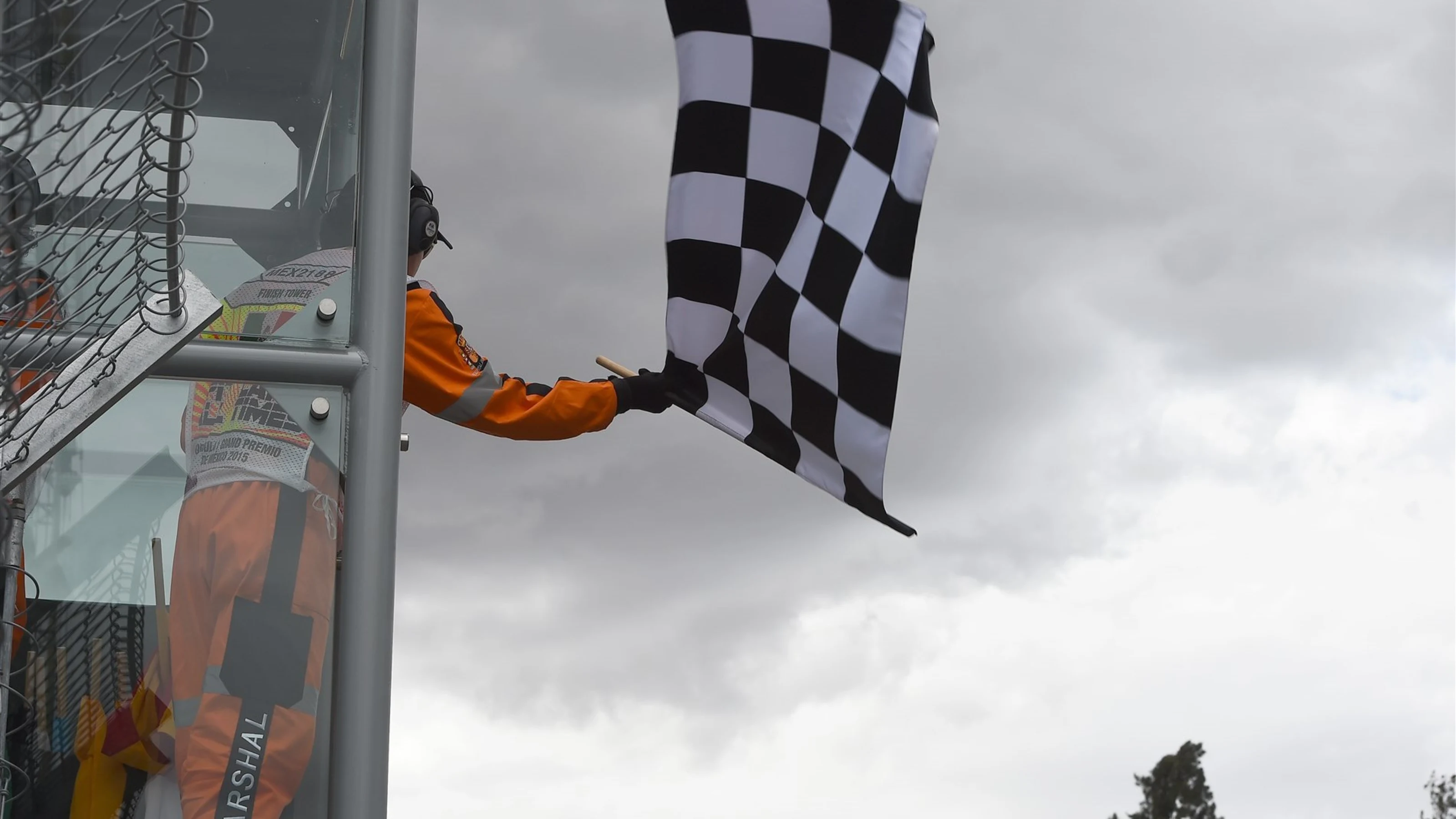 Chequered flag at Formula One World Championship, Rd17, Mexican Grand Prix, Qualifying, Circuit