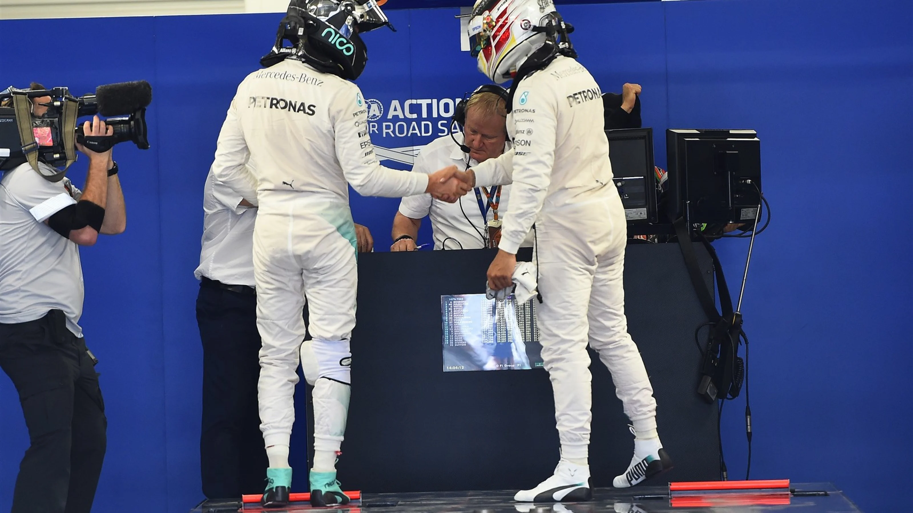 Lewis Hamilton (GBR) Mercedes AMG F1 and pole sitter Nico Rosberg (GER) Mercedes AMG F1 in Parc