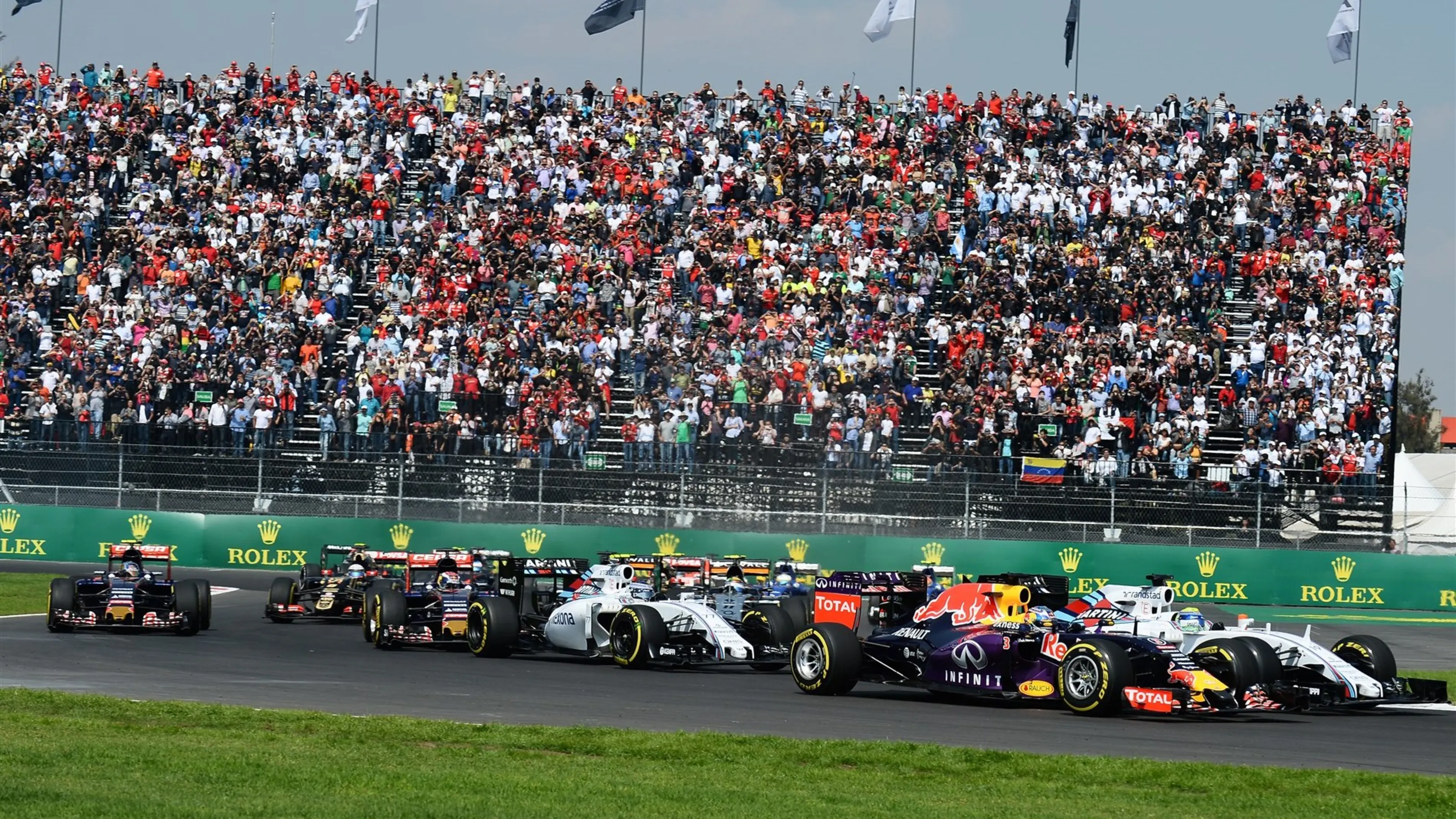 Daniel Ricciardo (AUS) Red Bull Racing RB11 at the start of the race at Formula One World