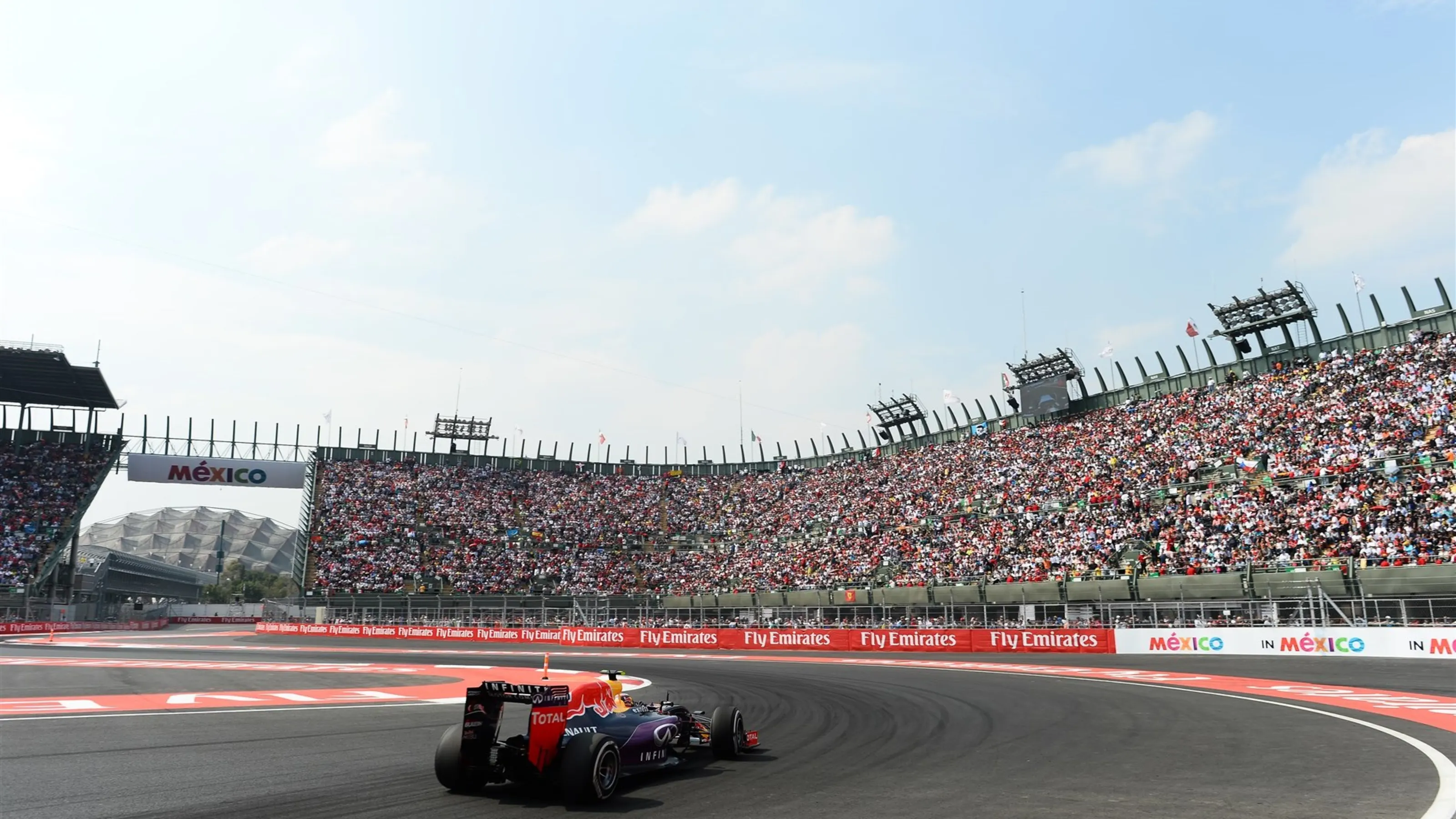 Daniil Kvyat (RUS) Red Bull Racing RB11 at Formula One World Championship, Rd17, Mexican Grand
