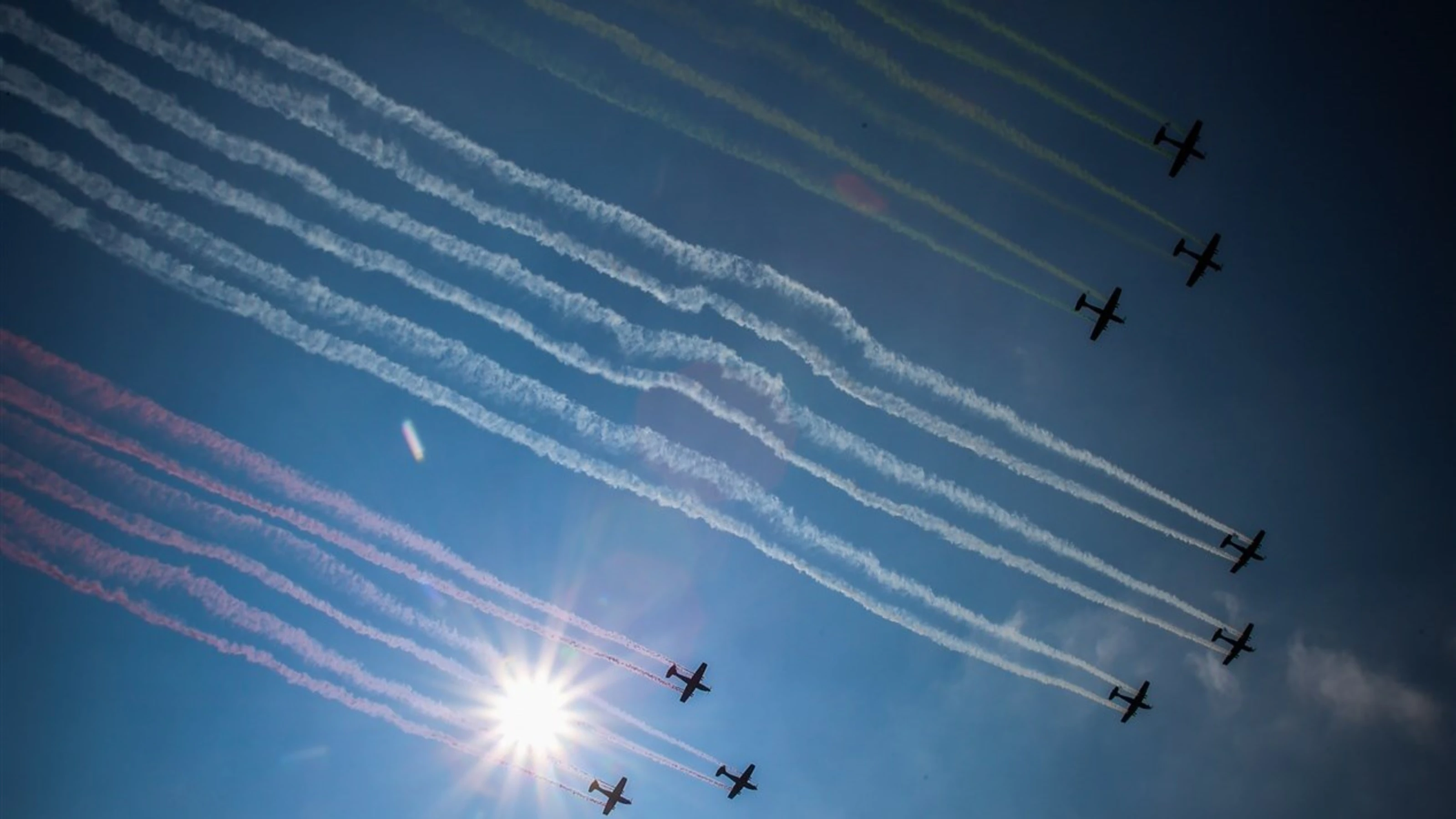 Air display at Formula One World Championship, Rd17, Mexican Grand Prix, Race, Circuit Hermanos