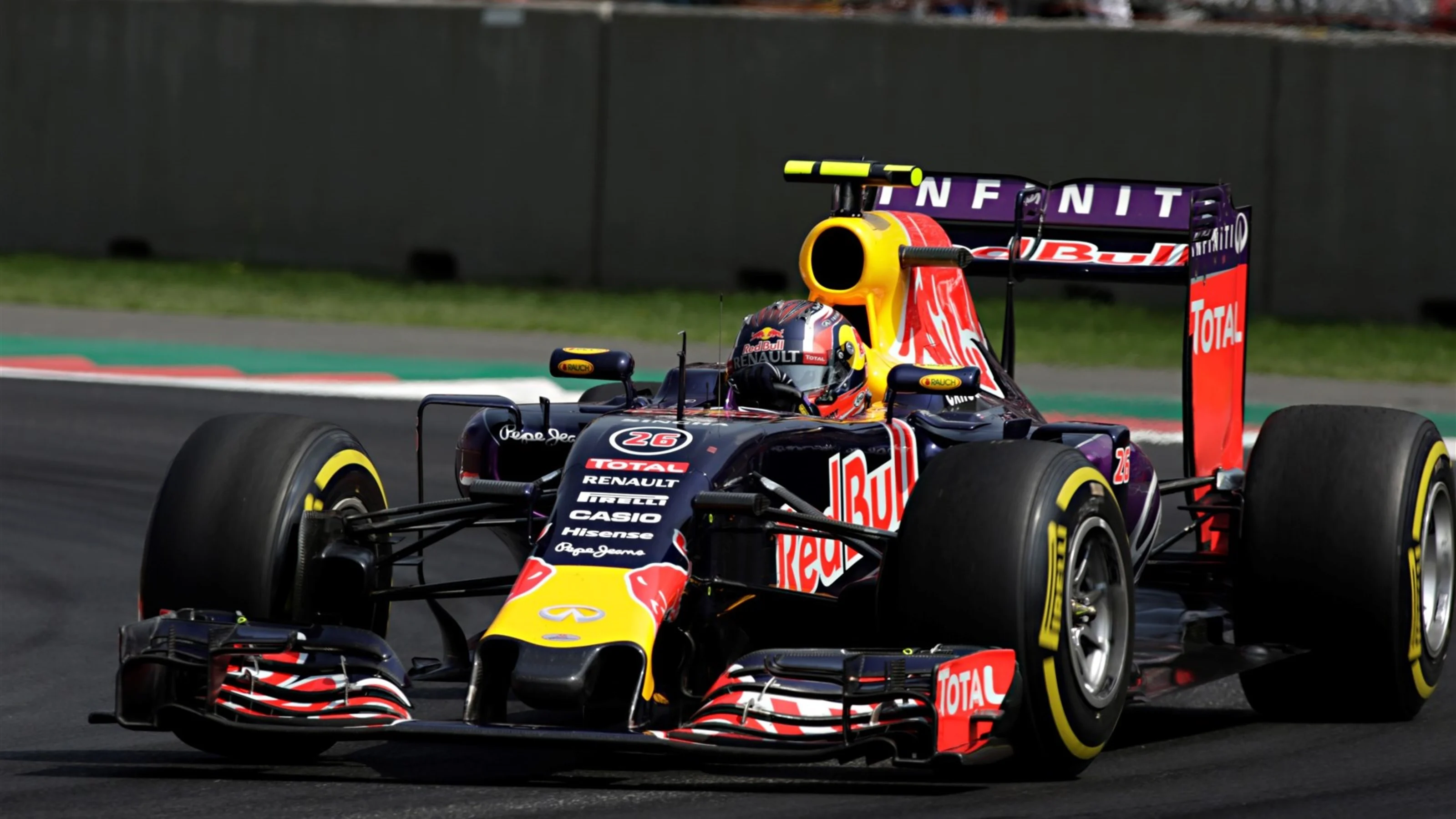 Daniil Kvyat (RUS) Red Bull Racing RB11 at Formula One World Championship, Rd17, Mexican Grand
