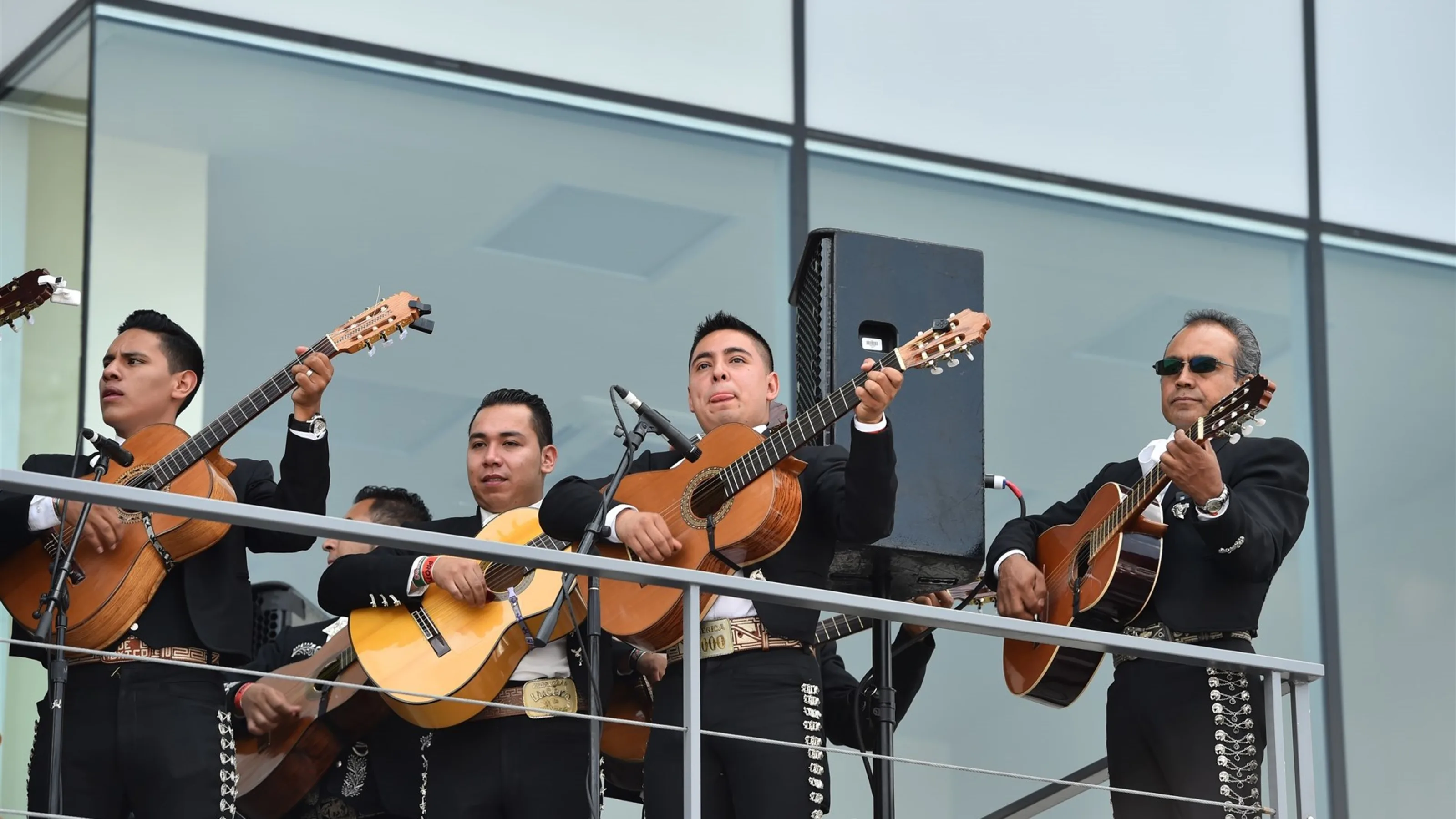 Mariachi and singer at Formula One World Championship, Rd17, Mexican Grand Prix, Race, Circuit