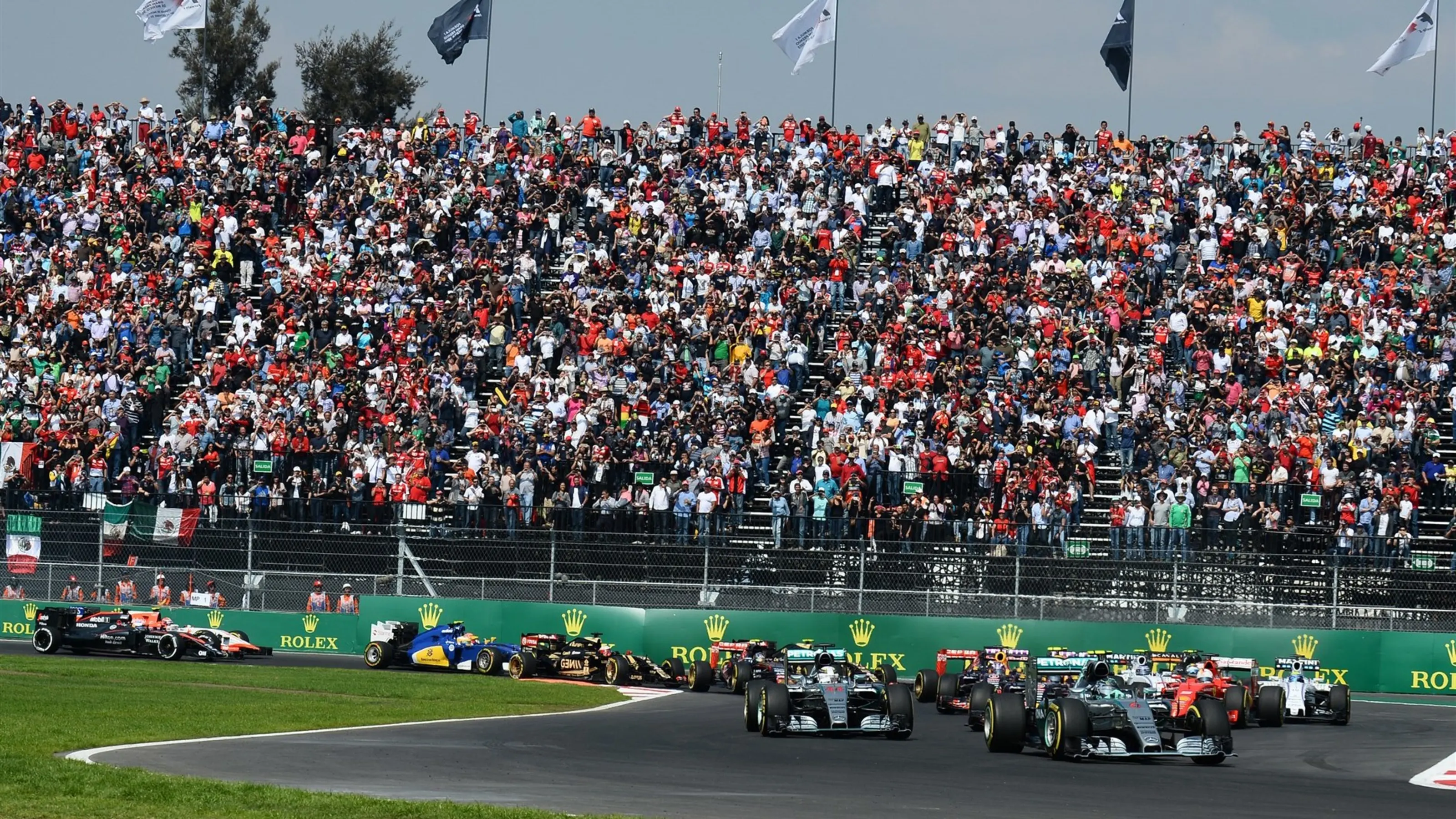 Nico Rosberg (GER) Mercedes AMG F1 W06 leads Lewis Hamilton (GBR) Mercedes AMG F1 W06 at the start