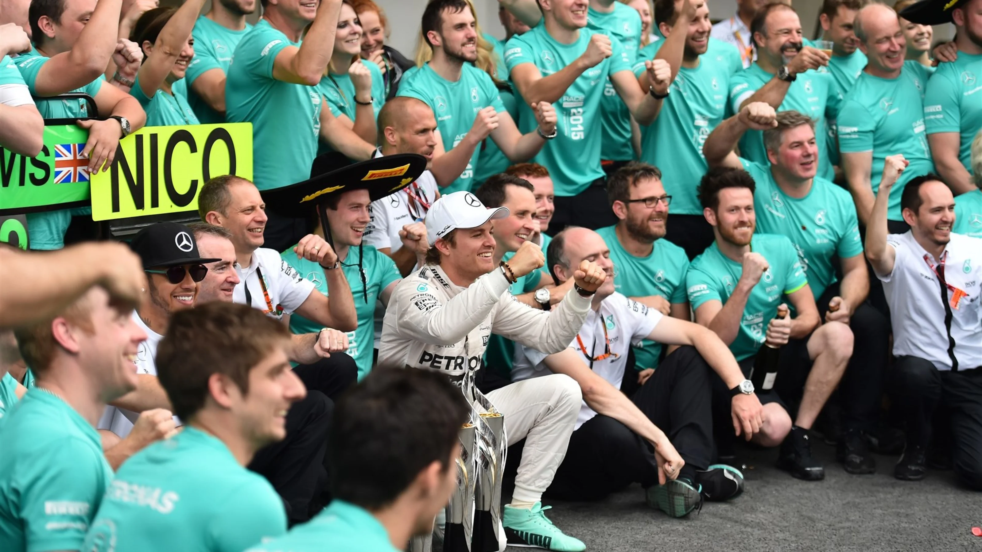 Race winner Nico Rosberg (GER) Mercedes AMG F1 celebrates with the team at Formula One World