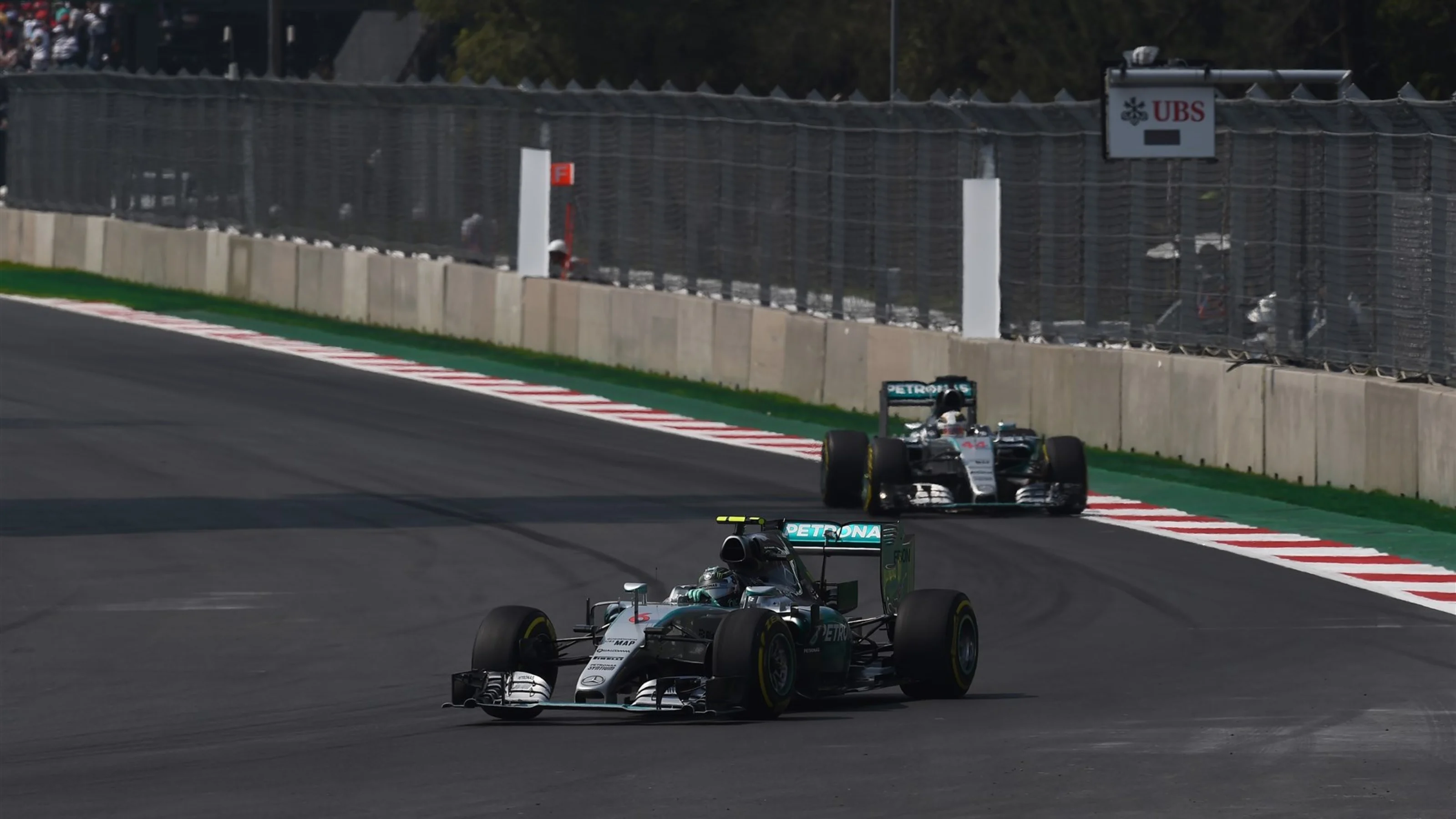 Nico Rosberg (GER) Mercedes AMG F1 W06 leads Lewis Hamilton (GBR) Mercedes AMG F1 W06 at Formula