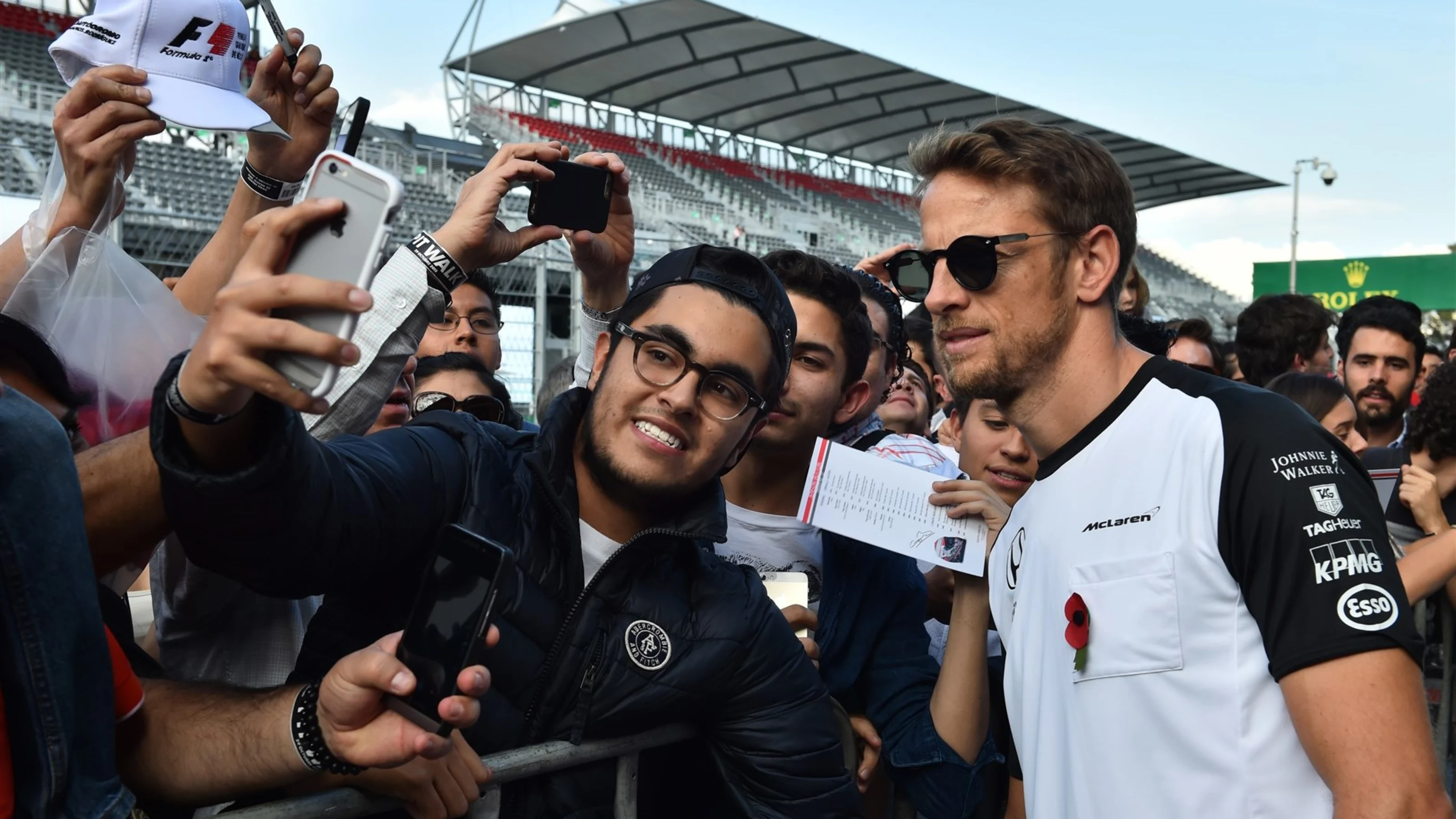 Jenson Button (GBR) McLaren selfie with fans at Formula One World Championship, Rd17, Mexican Grand