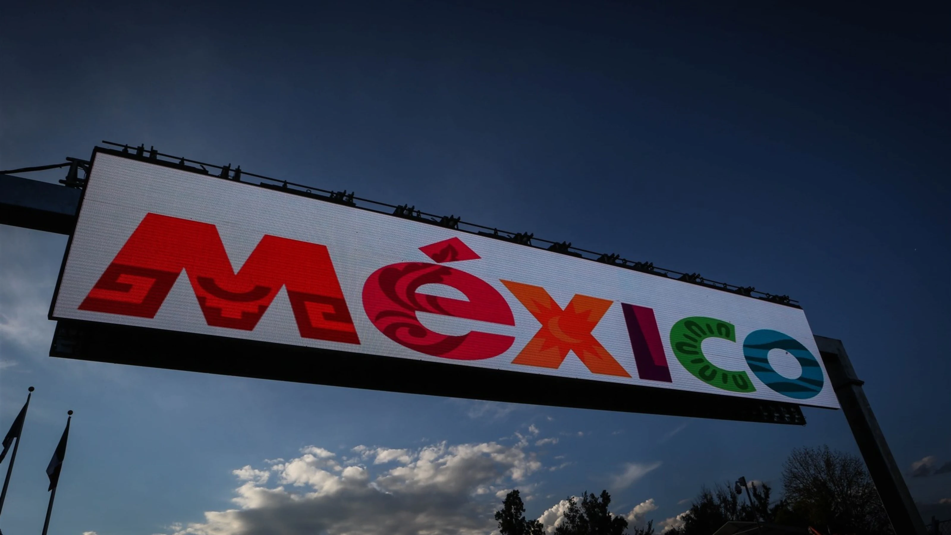 Mexico signage at Formula One World Championship, Rd17, Mexican Grand Prix, Preparations, Circuit