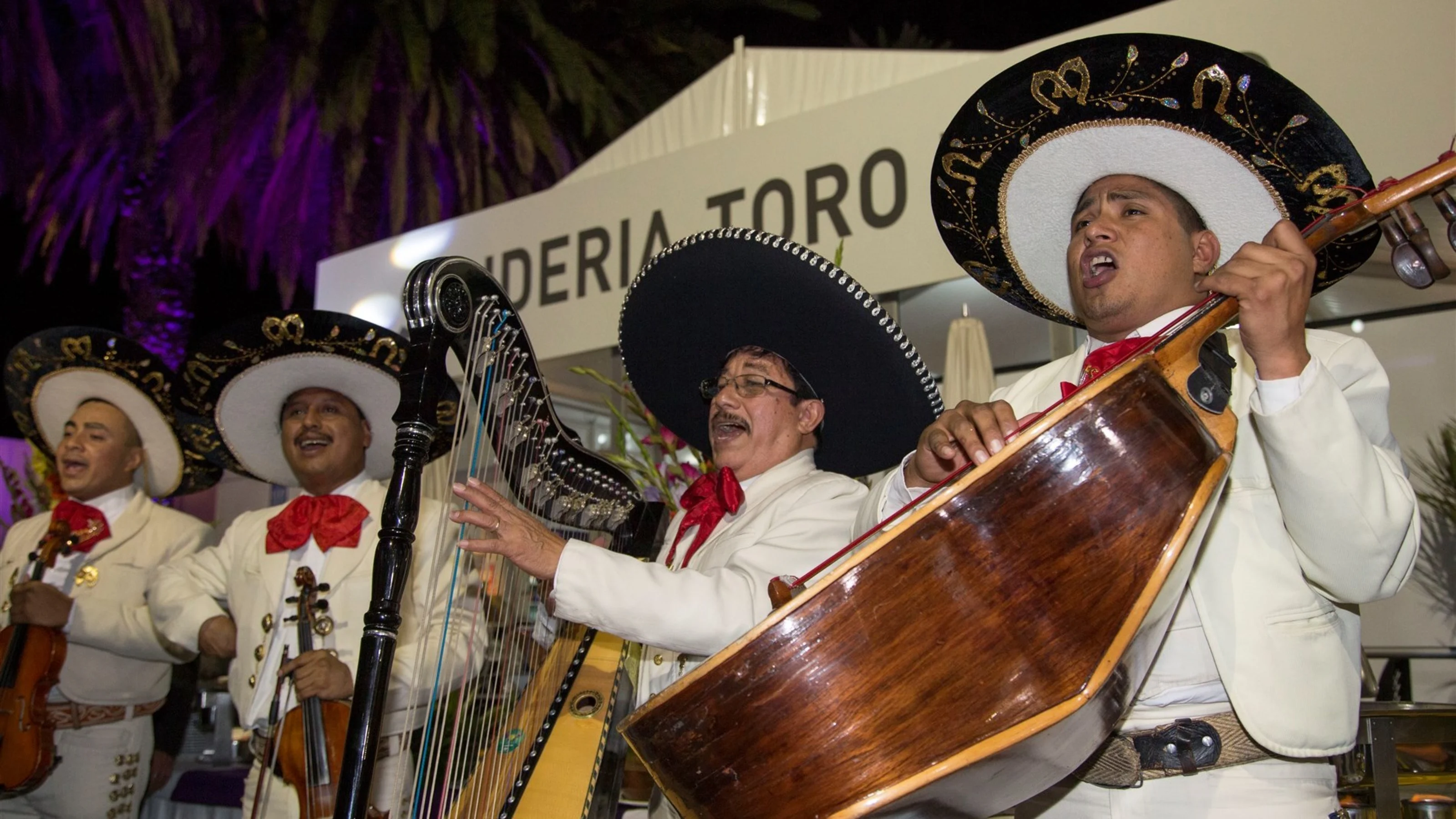 Mariachi playing at the welcome party at Formula One World Championship, Rd17, Mexican Grand Prix,
