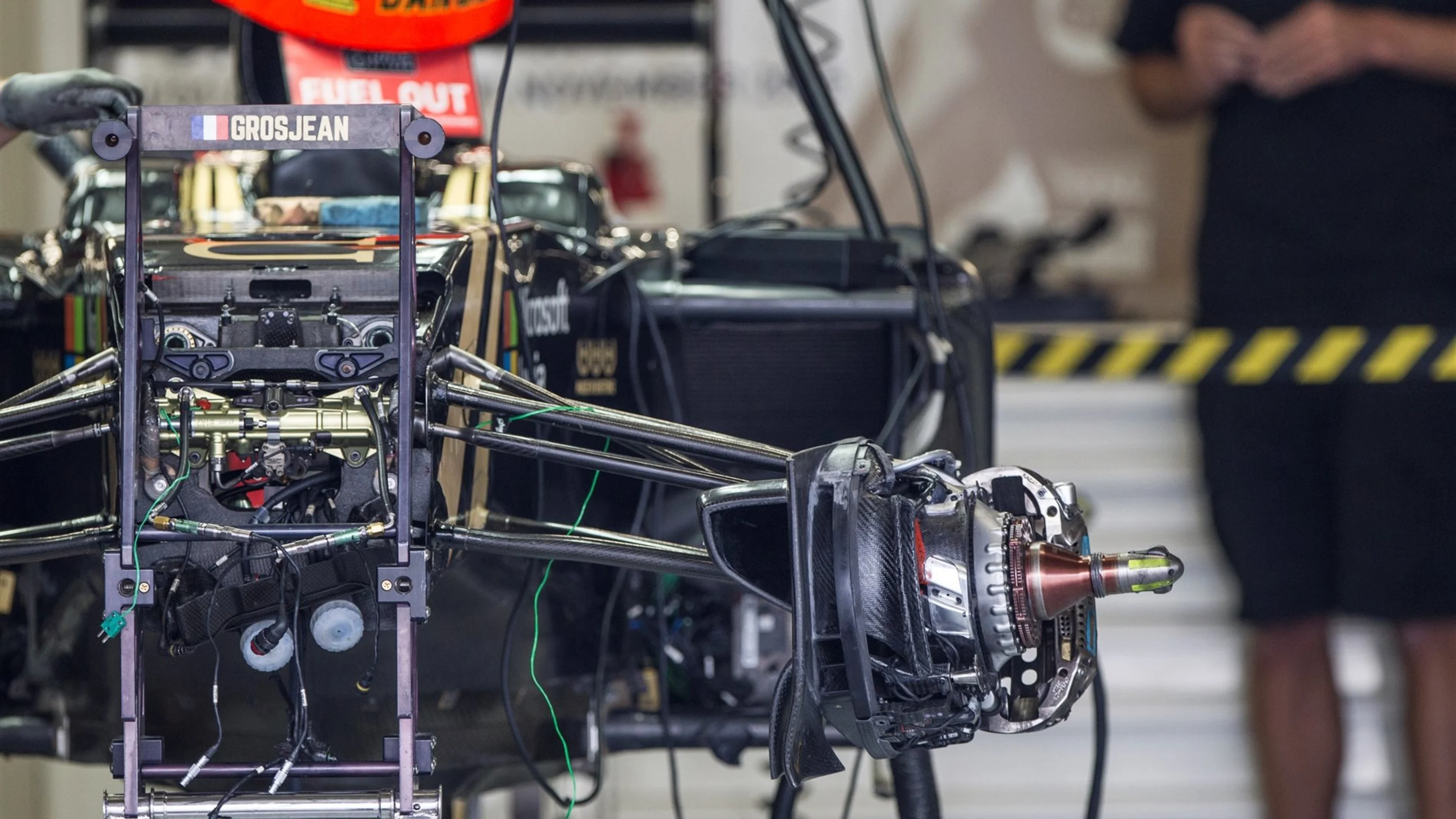 Lotus E23 Hybrid front wheel hub and front suspension at Formula One World Championship, Rd17,