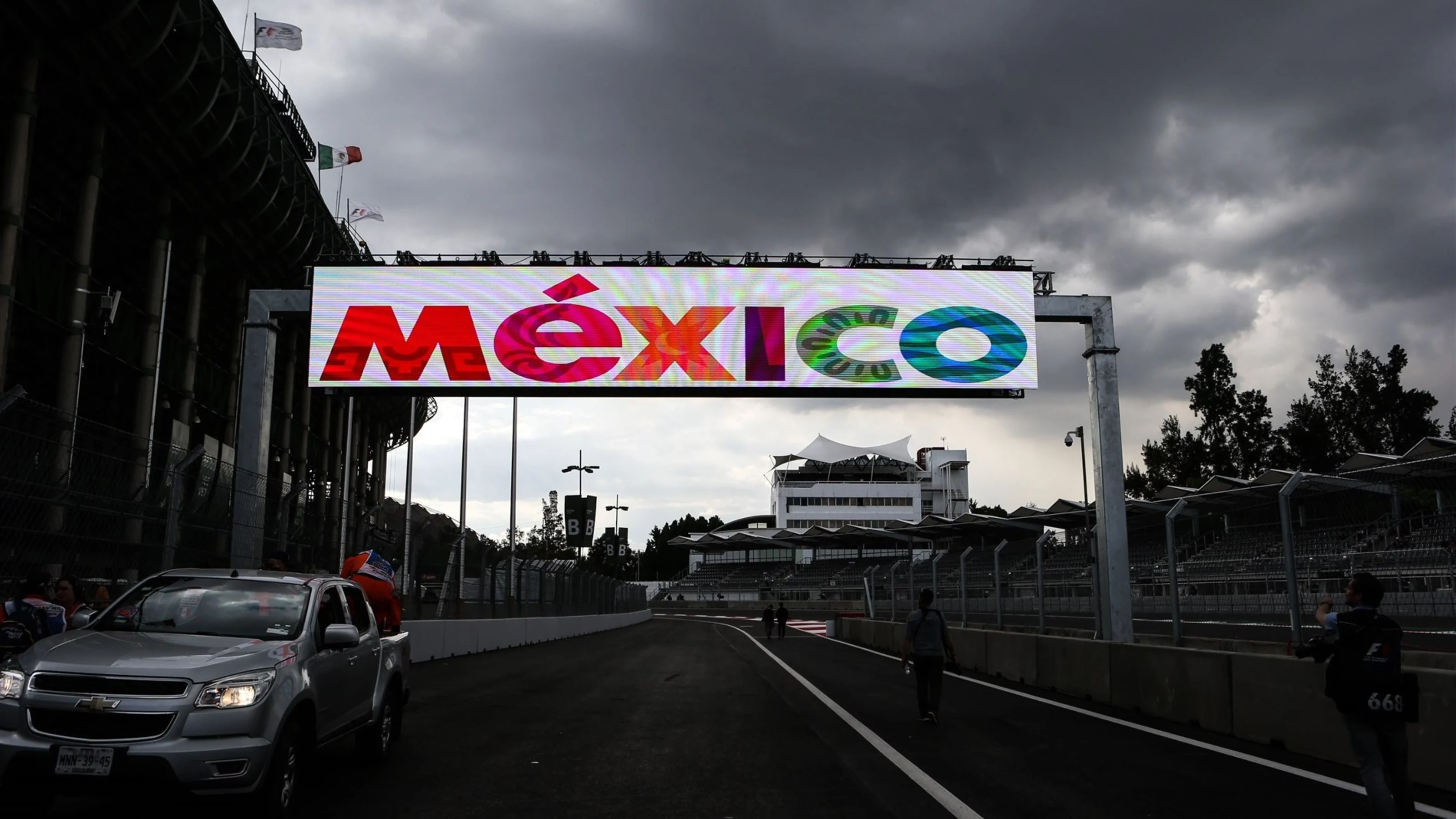 Mexico signage at Formula One World Championship, Rd17, Mexican Grand Prix, Preparations, Circuit