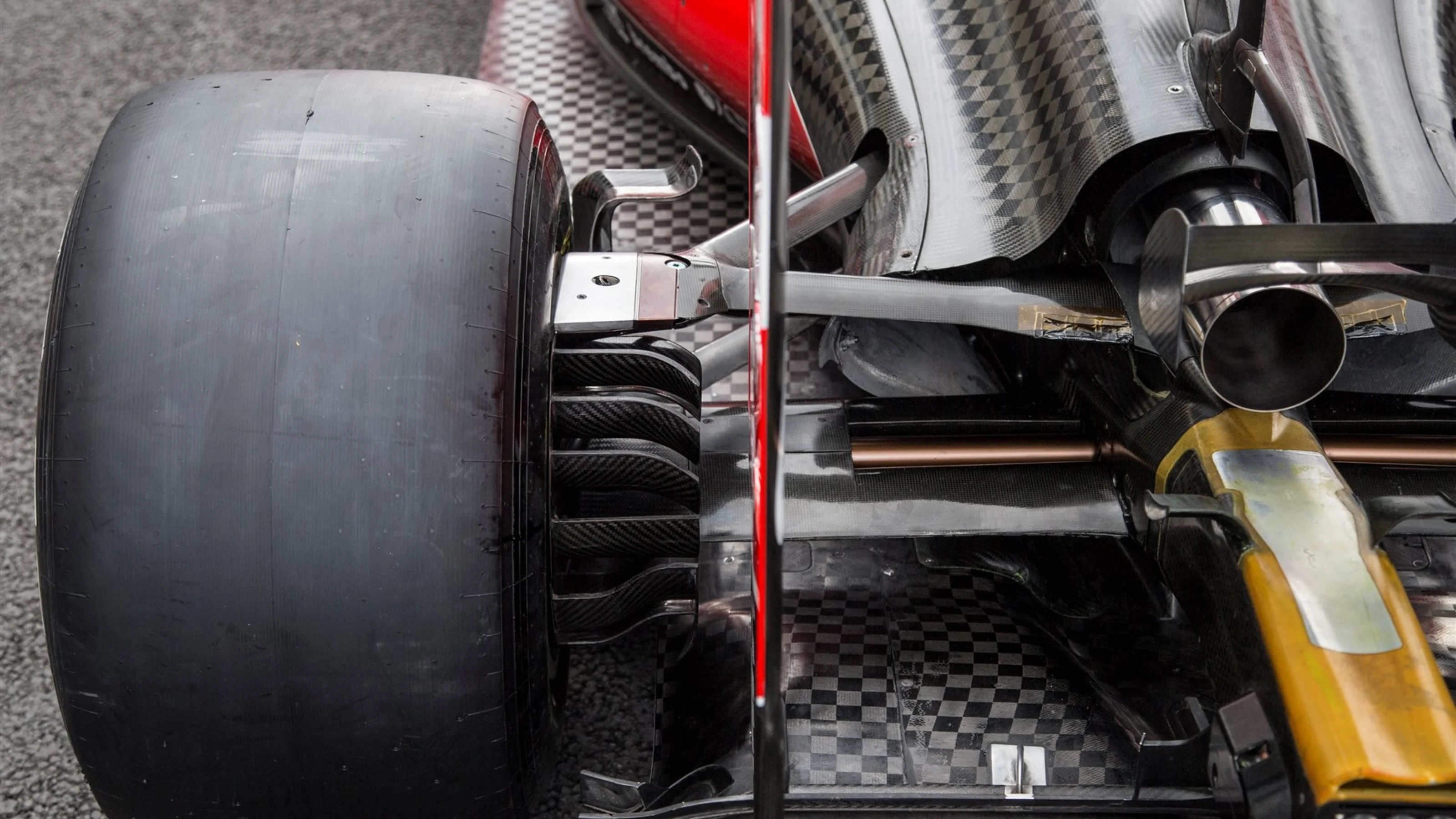 Lotus E23 Hybrid rear suspension detail at Formula One World Championship, Rd17, Mexican Grand