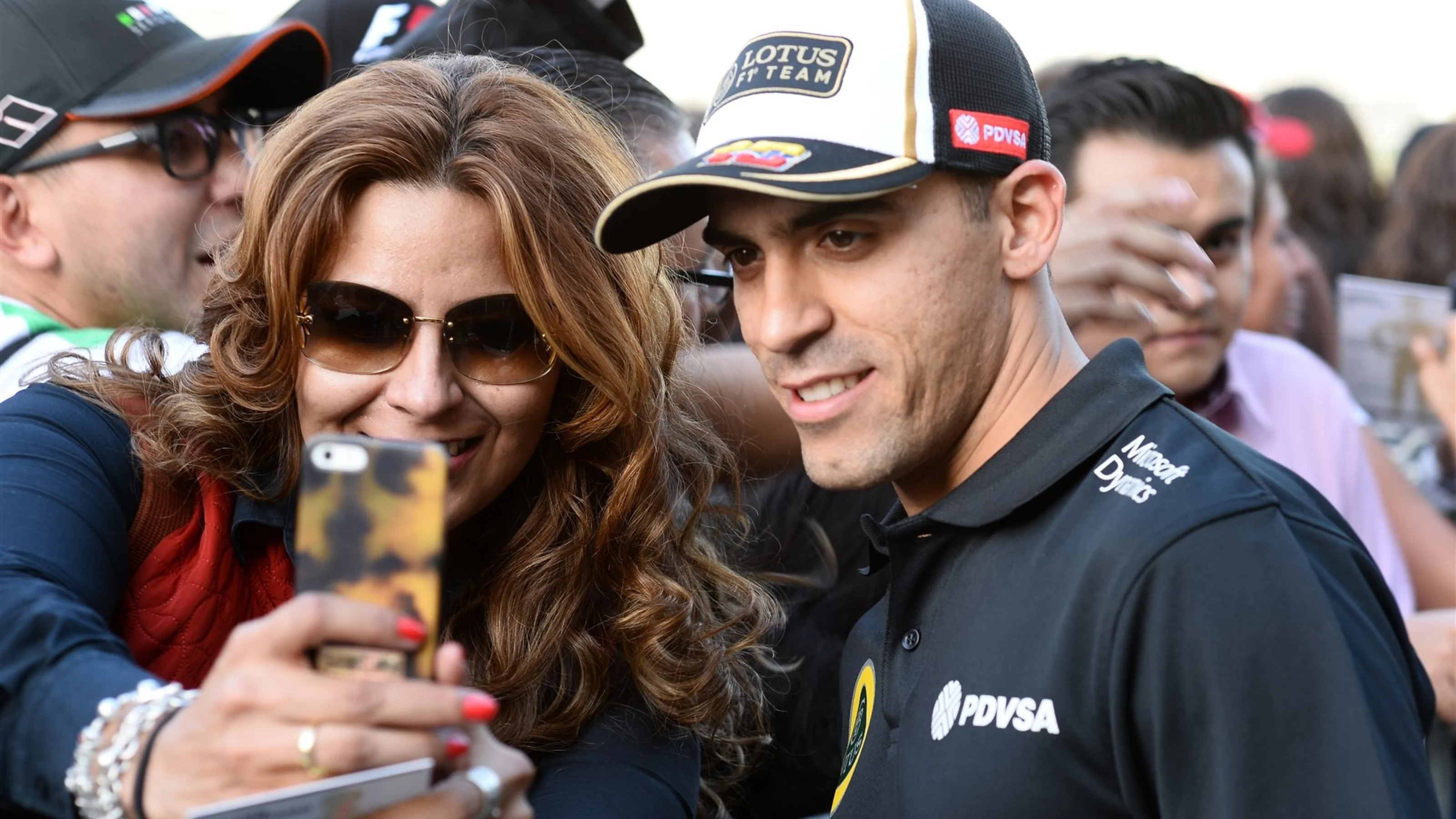 Pastor Maldonado (VEN) Lotus selfie with fans at Formula One World Championship, Rd17, Mexican
