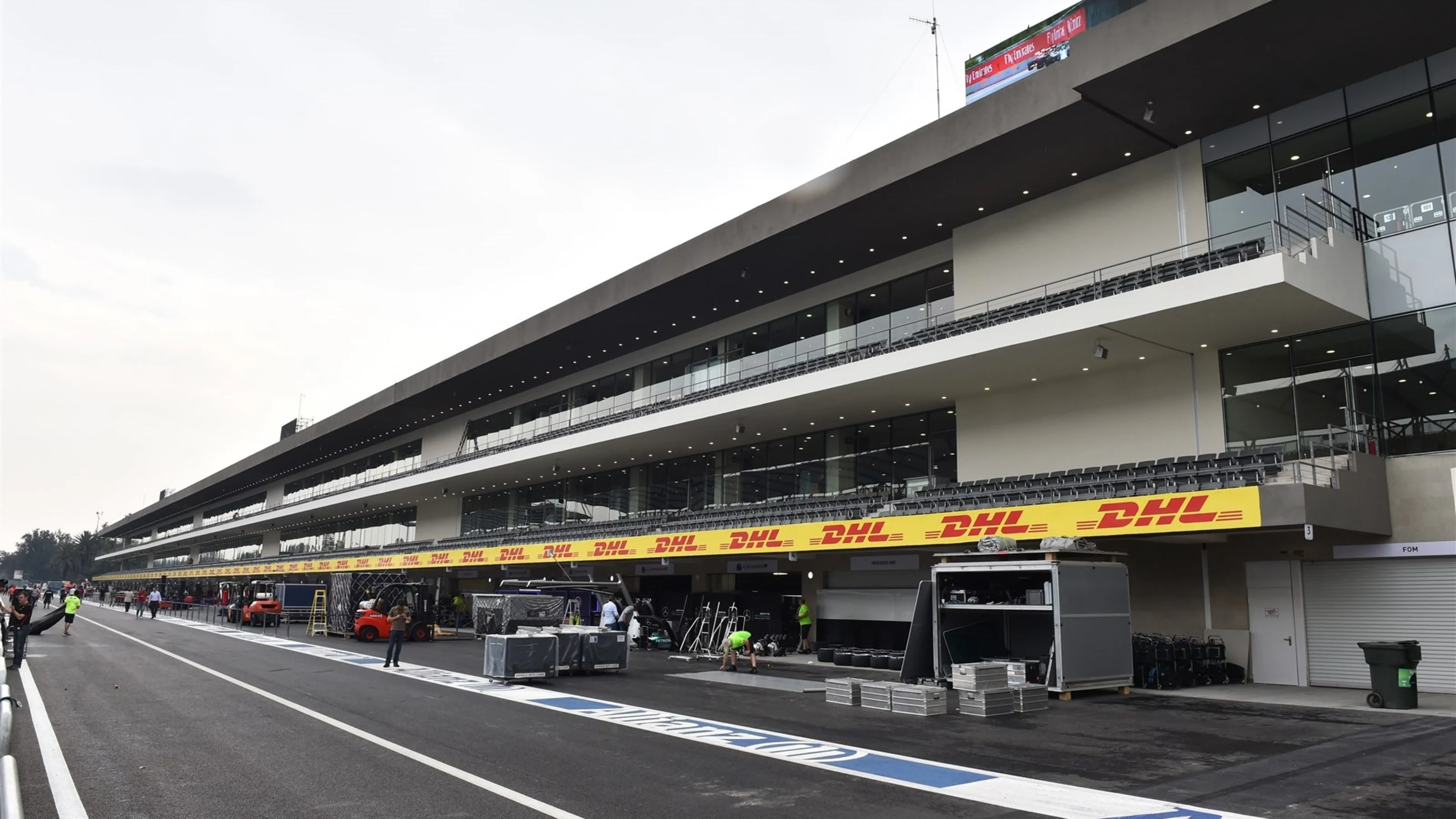 Pit lane at Formula One World Championship, Rd17, Mexican Grand Prix, Preparations, Circuit