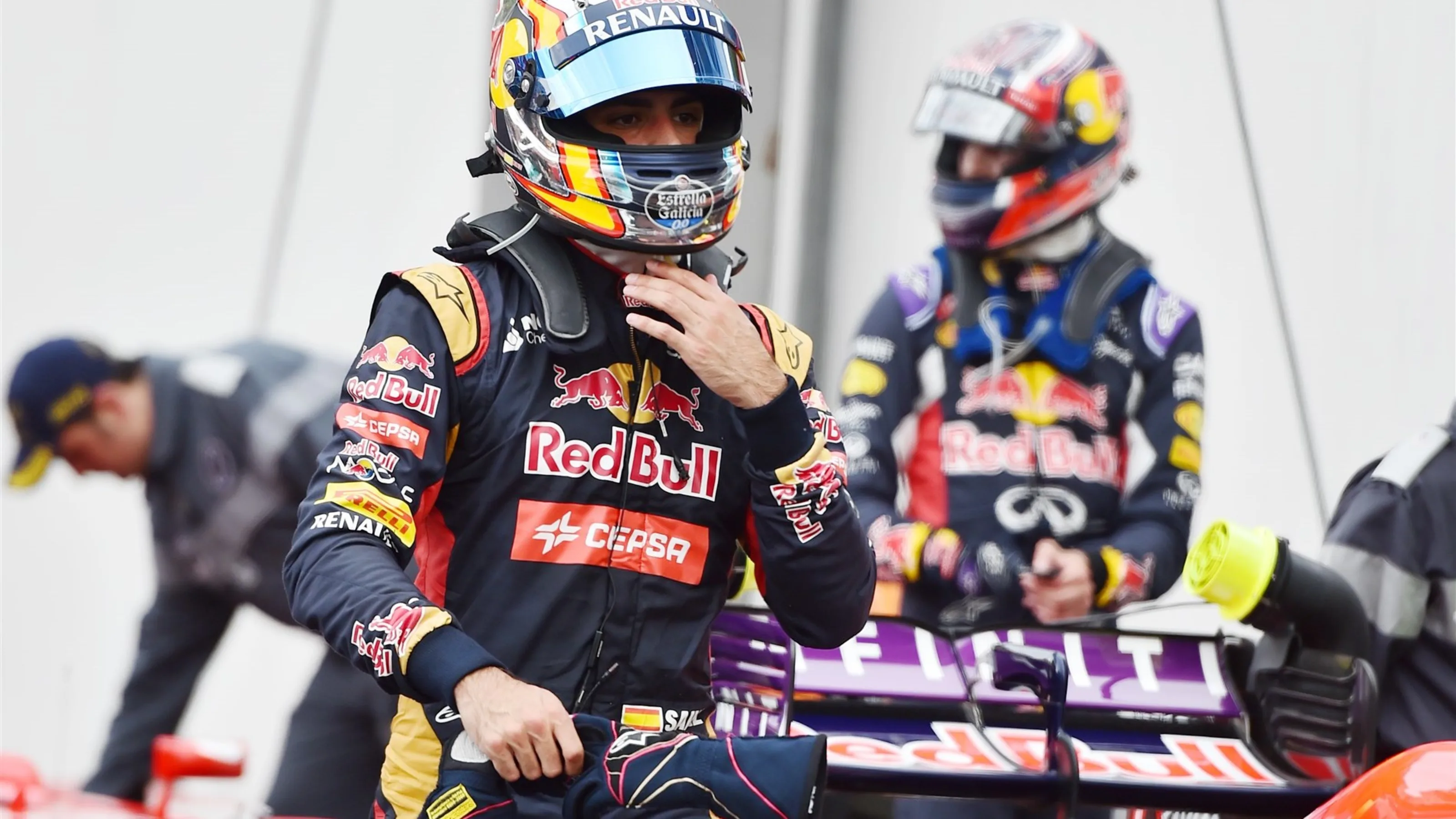 Carlos Sainz jr (ESP) Scuderia Toro Rosso and Daniil Kyvat (RUS) Red Bull Racing in parc ferme at