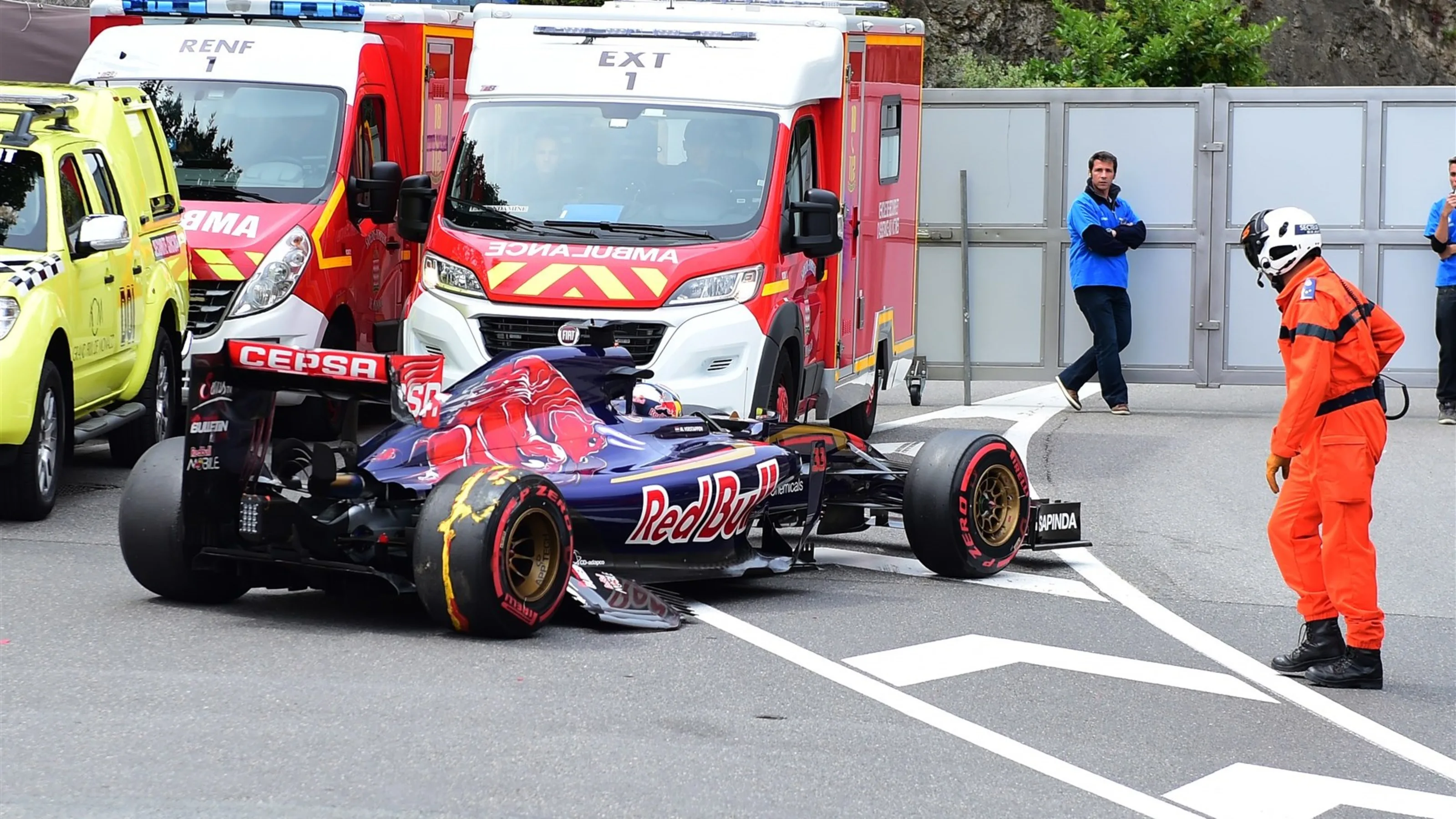 Max Verstappen (NDL) Scuderia Toro Rosso STR10 hit the barrier in FP3 at Formula One World
