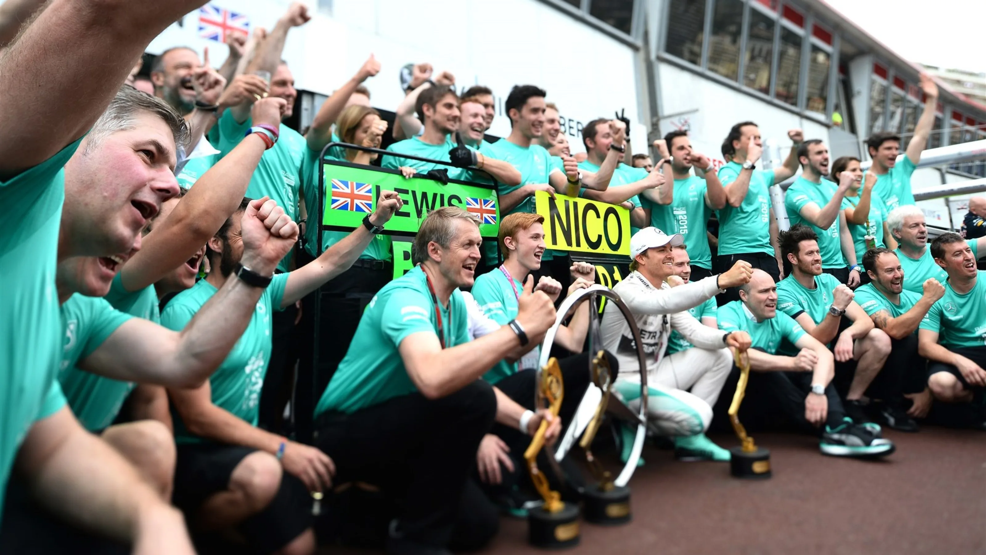 Race winner Nico Rosberg (GER) Mercedes AMG F1 celebrates with the team at Formula One World
