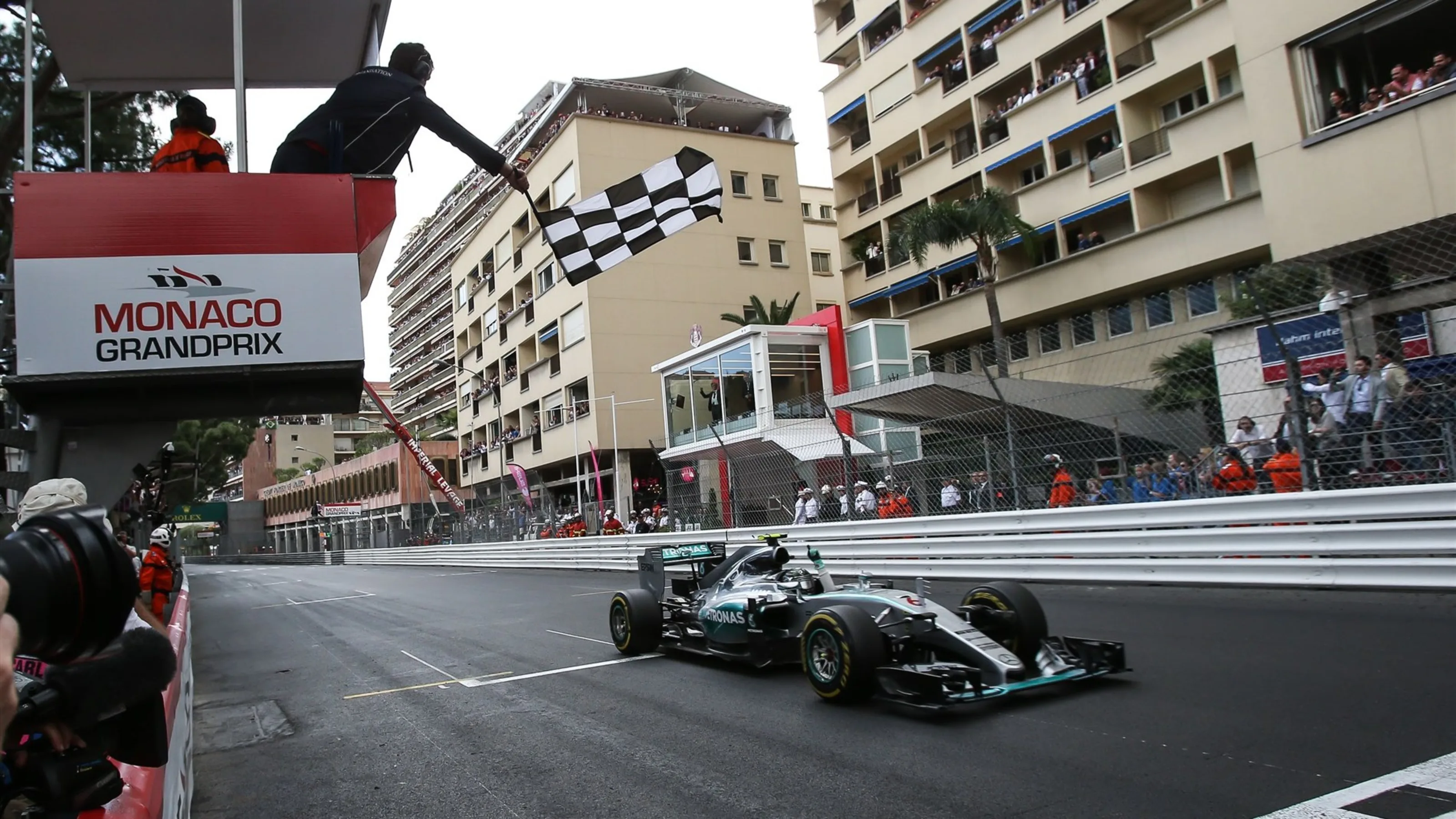 Chequered flag for race winner Nico Rosberg (GER) Mercedes AMG F1 W06 at Formula One World