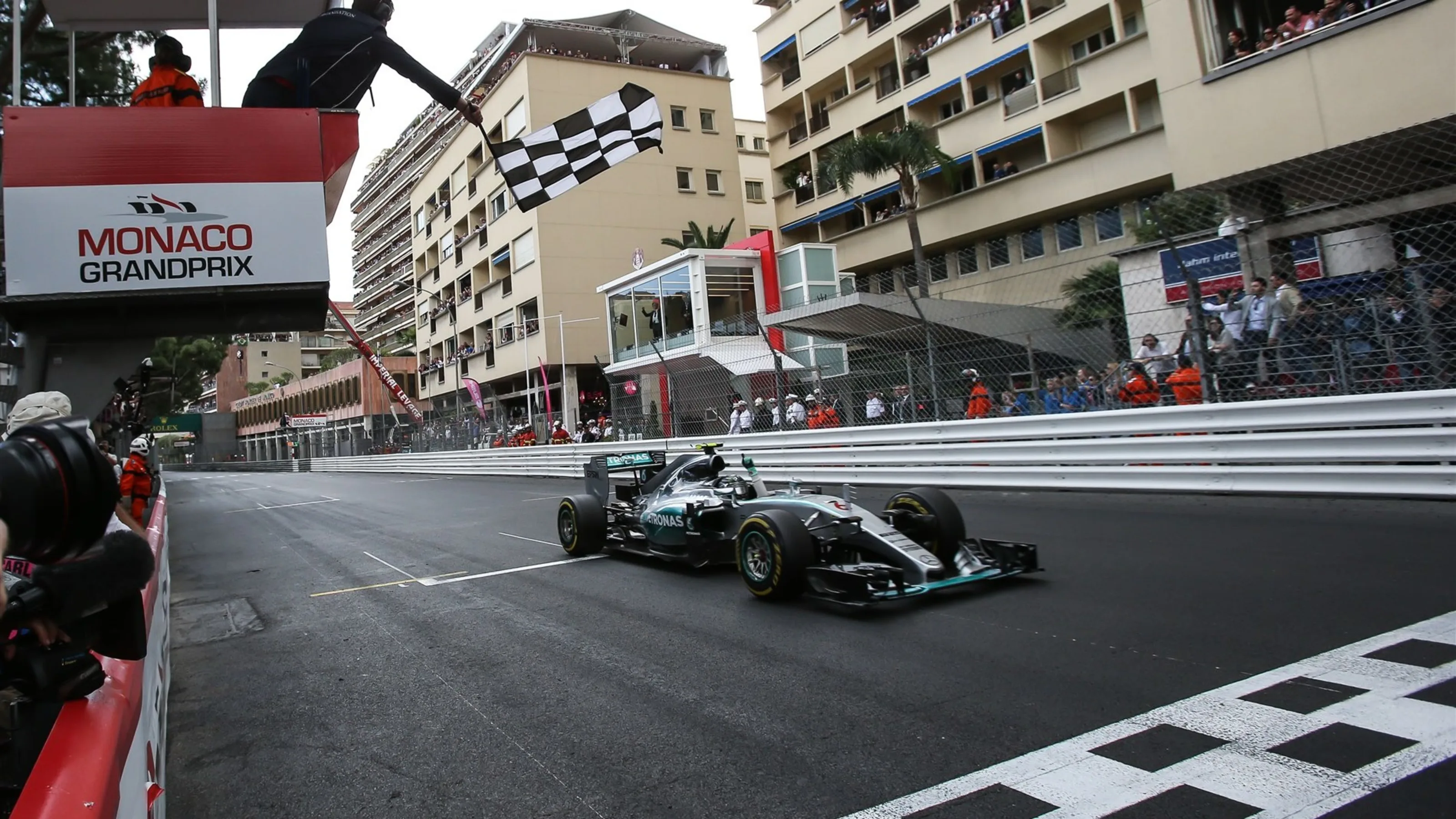 Chequered flag for race winner Nico Rosberg (GER) Mercedes AMG F1 W06 at Formula One World