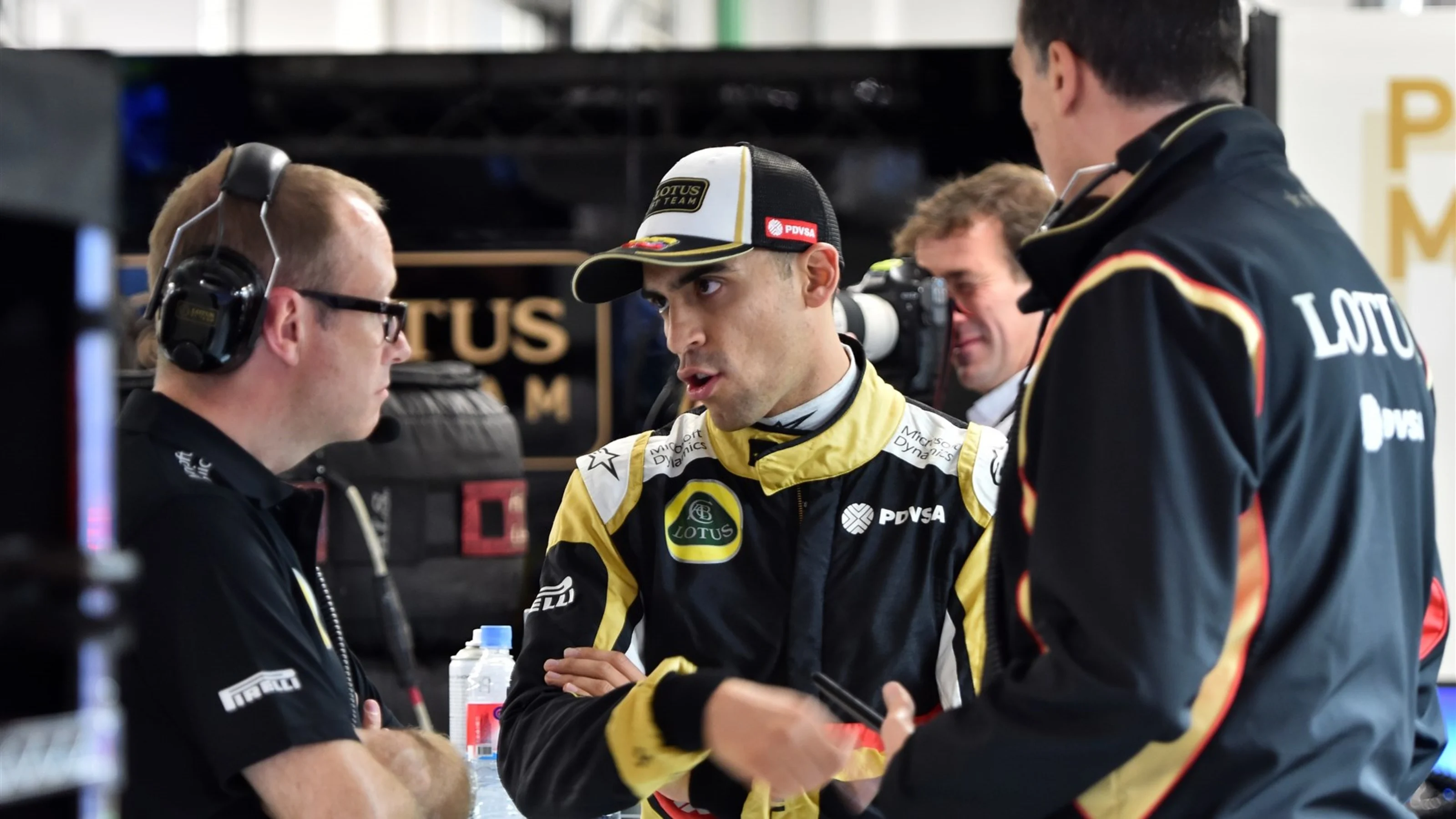 Pastor Maldonado (VEN) Lotus with Mark Slade (GBR) Lotus F1 Race Engineer and Federico Gastaldi