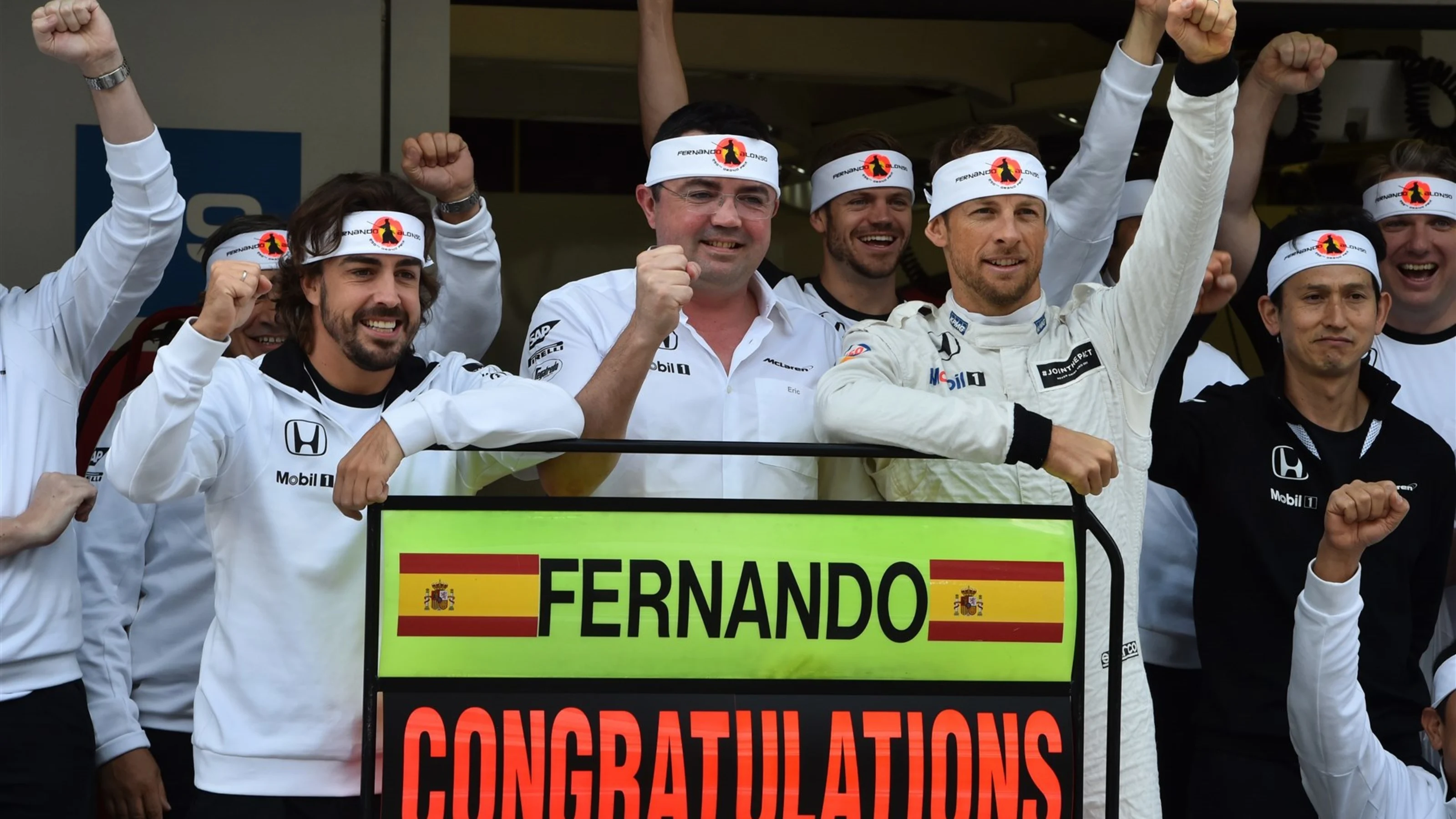 Fernando Alonso (ESP) McLaren celebrates 250 Grands Prix with Eric Boullier (FRA) McLaren Racing