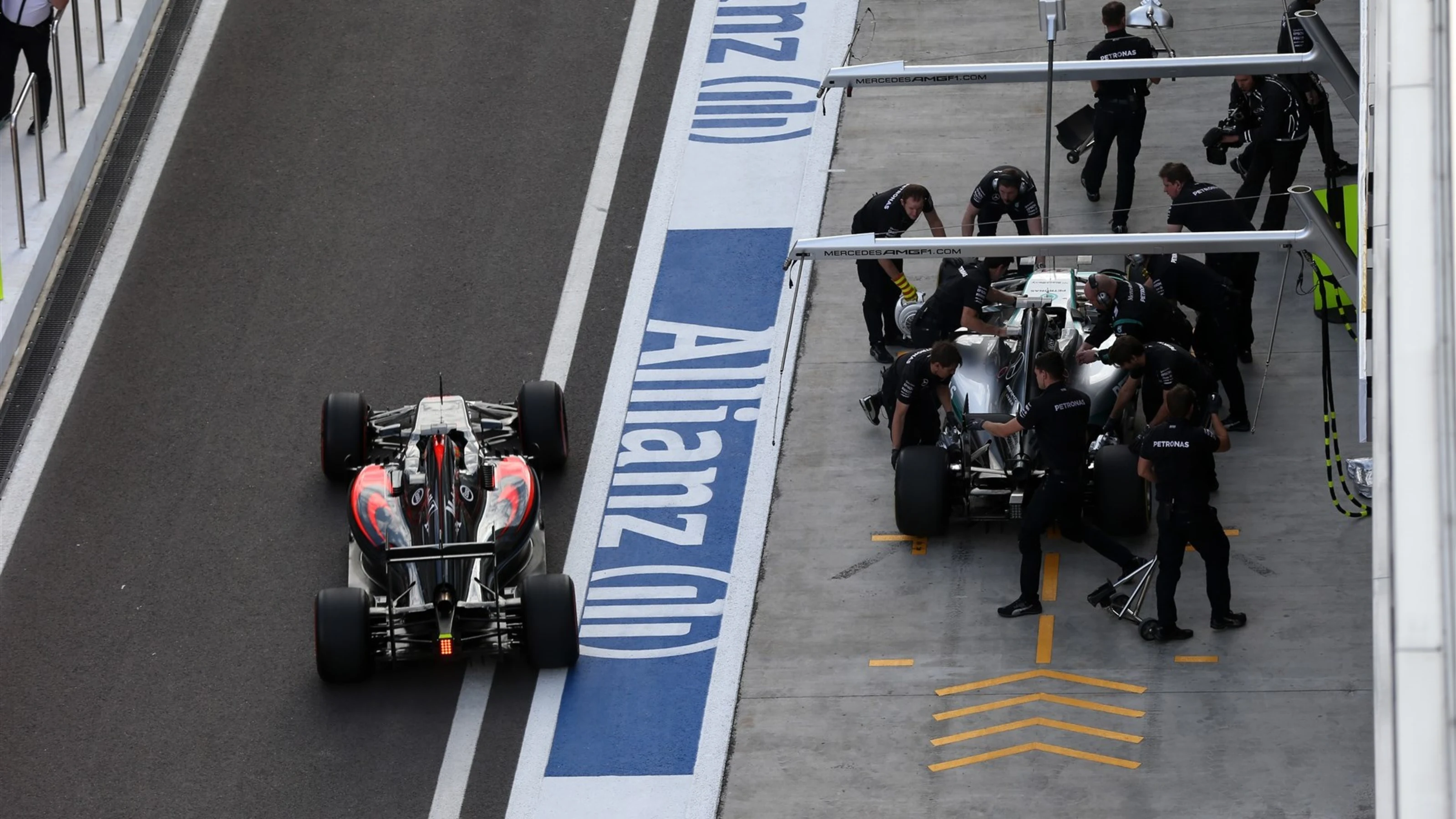 Fernando Alonso (ESP) McLaren MP4-30 and Lewis Hamilton (GBR) Mercedes AMG F1 W06 at Formula One
