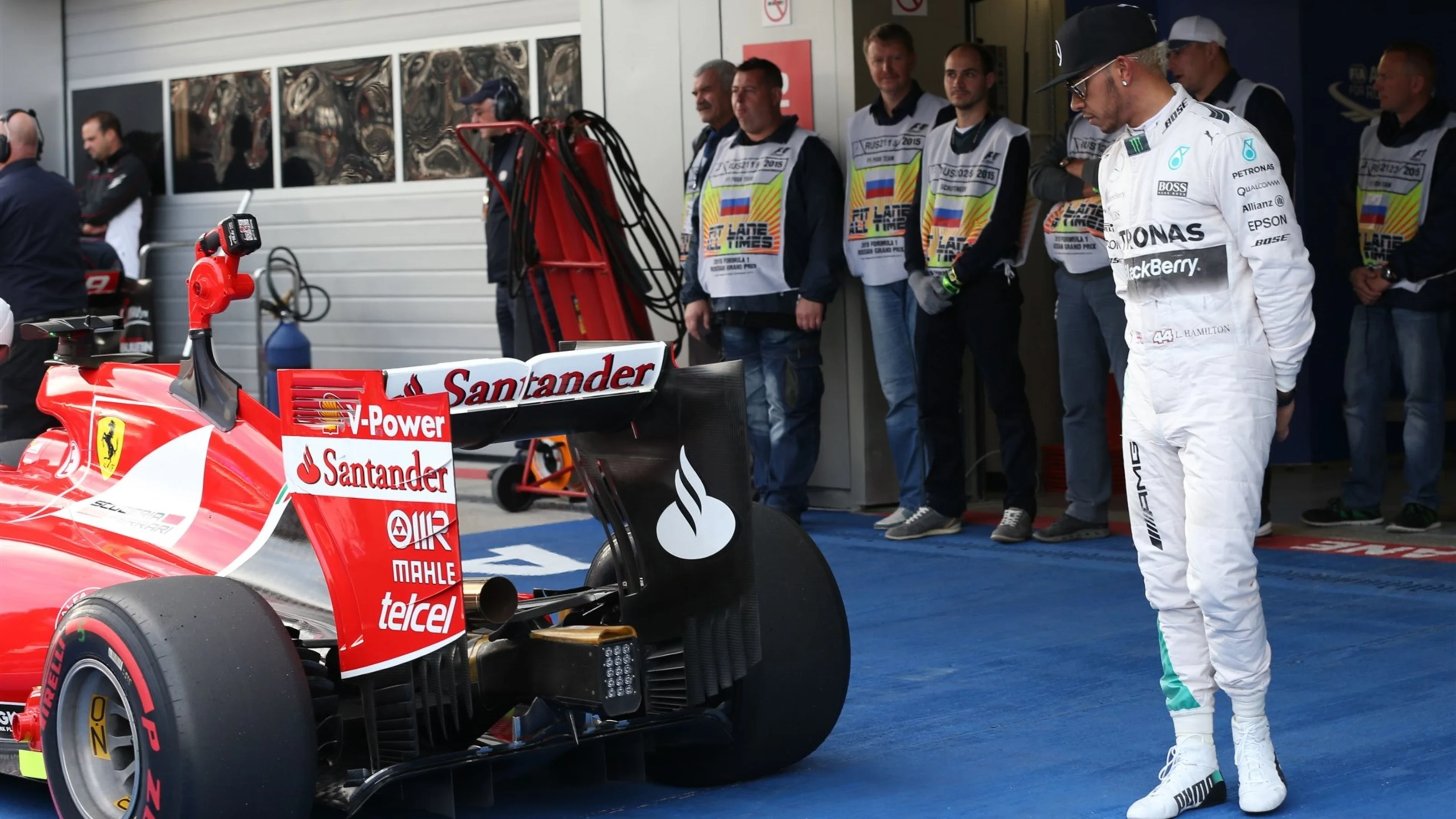 Lewis Hamilton (GBR) Mercedes AMG F1 W06 looks at the car of Sebastian Vettel (GER) Ferrari SF15-T