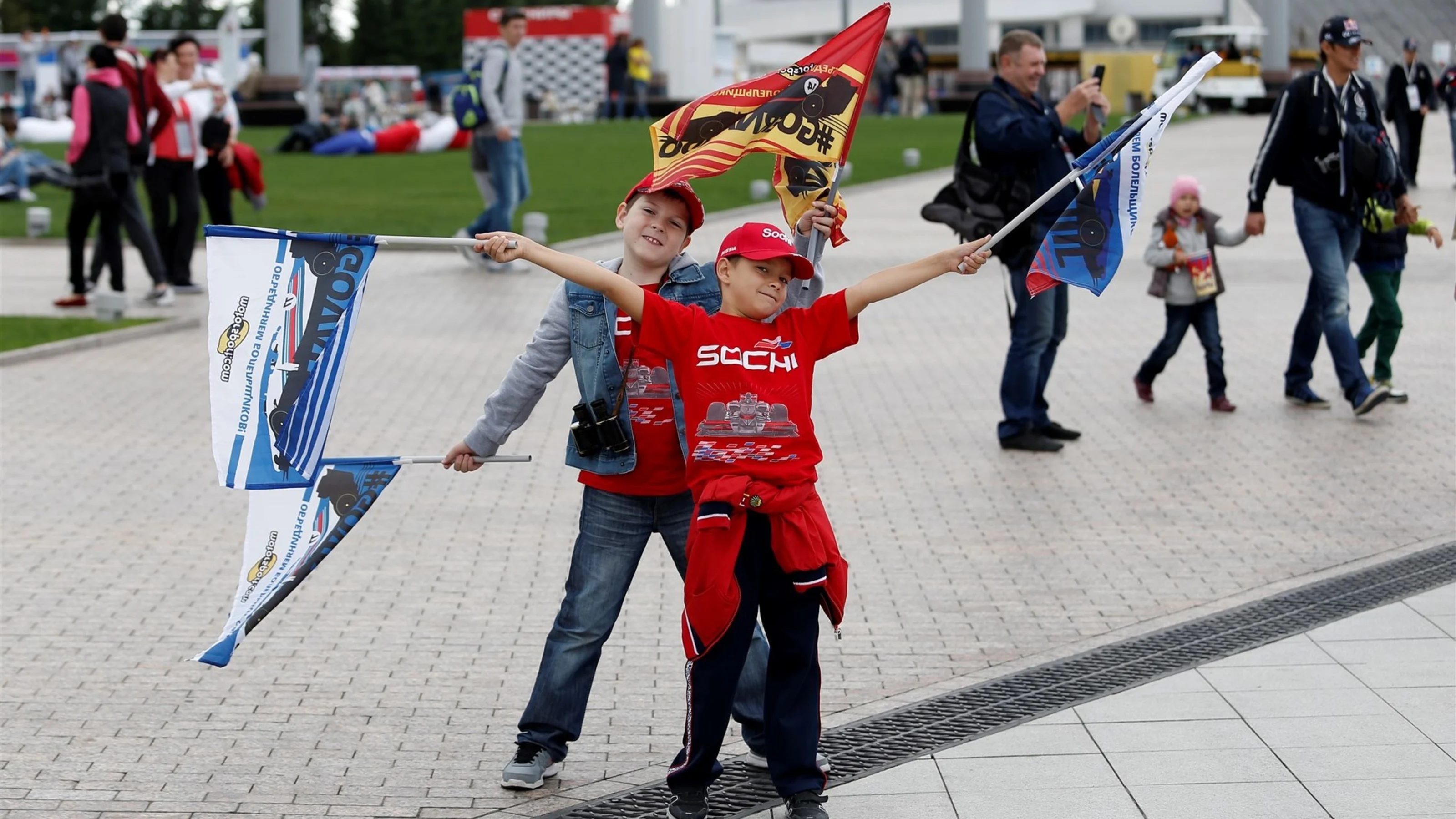 Fans at Formula One World Championship, Rd15, Russian Grand Prix, Qualifying, Sochi Autodrom,