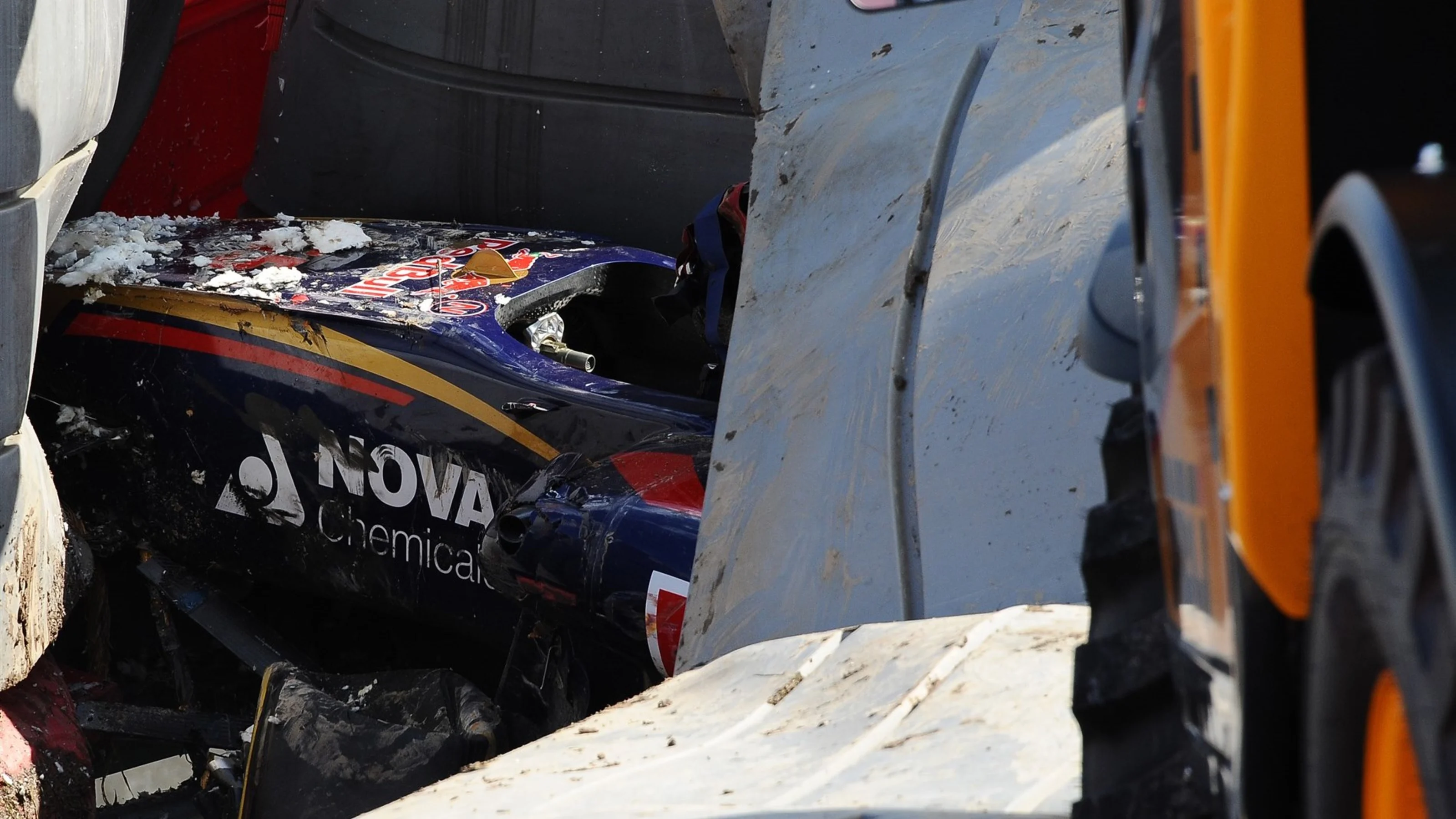 The crashed car of Sainz jr (ESP) Scuderia Toro Rosso under the tech pro barrier in FP3 at Formula