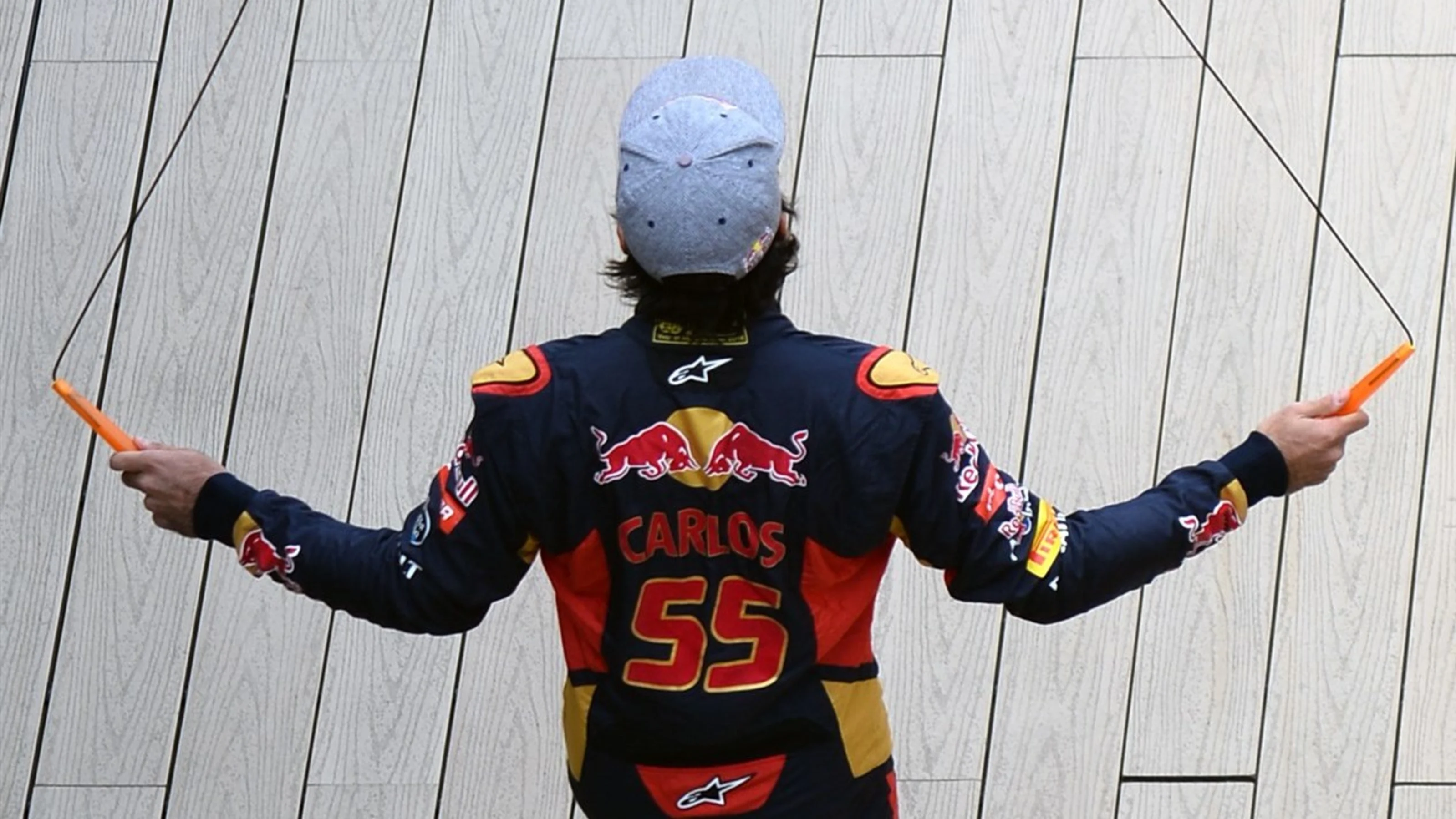 Carlos Sainz jr (ESP) Scuderia Toro Rosso skipping at Formula One World Championship, Rd15, Russian