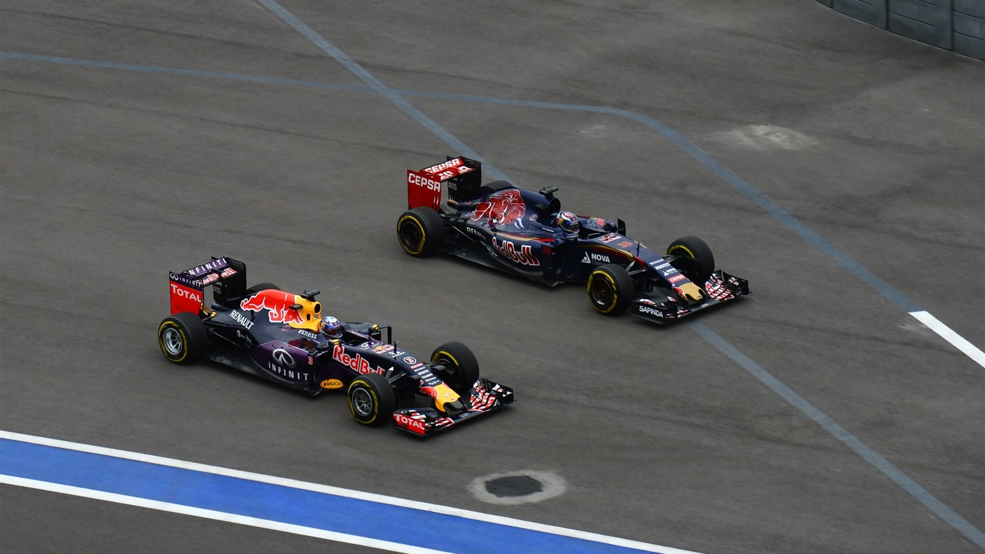 Daniel Ricciardo (AUS) Red Bull Racing RB11 and Max Verstappen (NDL) Scuderia Toro Rosso STR10 at