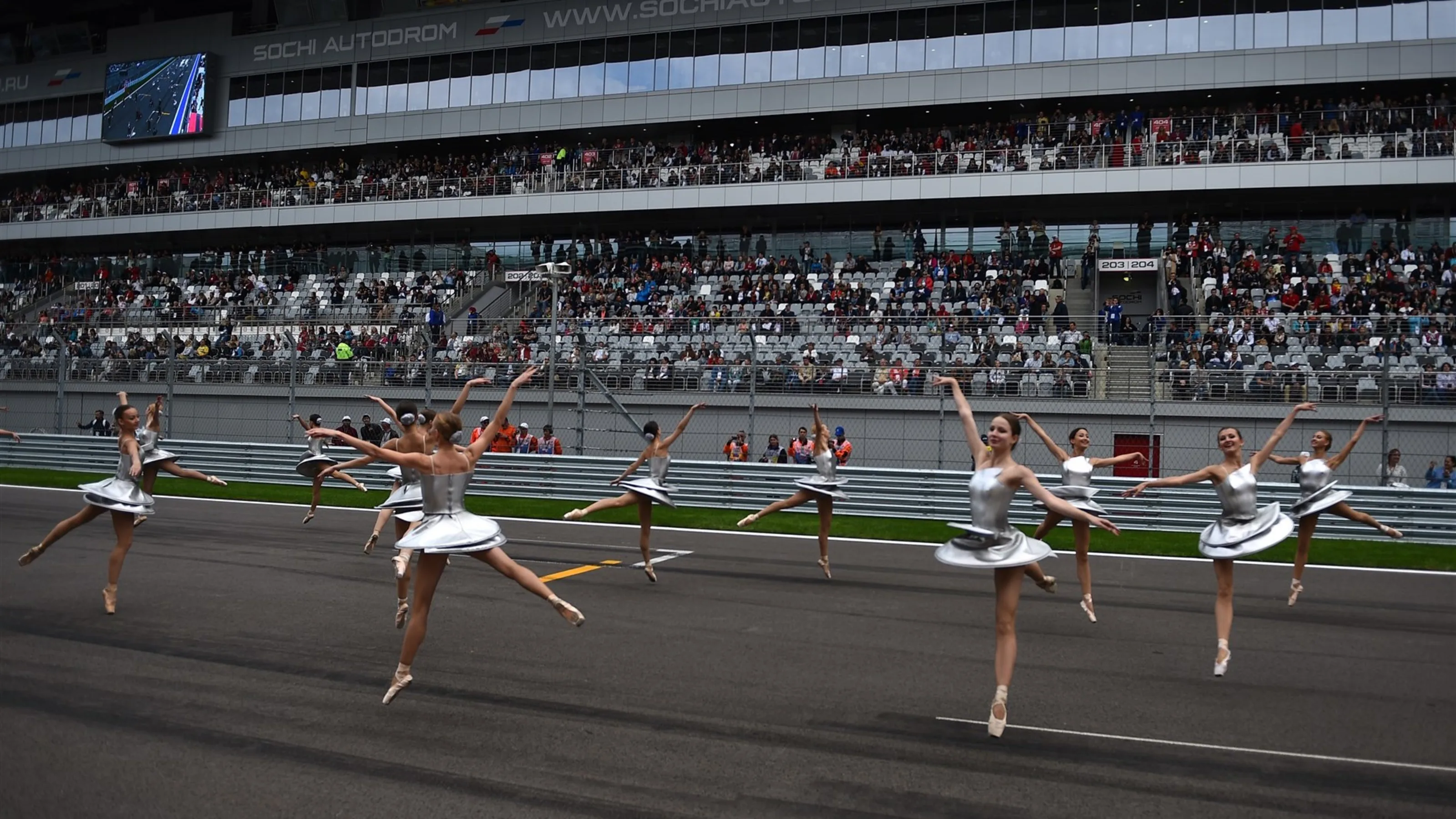 Grid entertainment at Formula One World Championship, Rd15, Russian Grand Prix, Race, Sochi