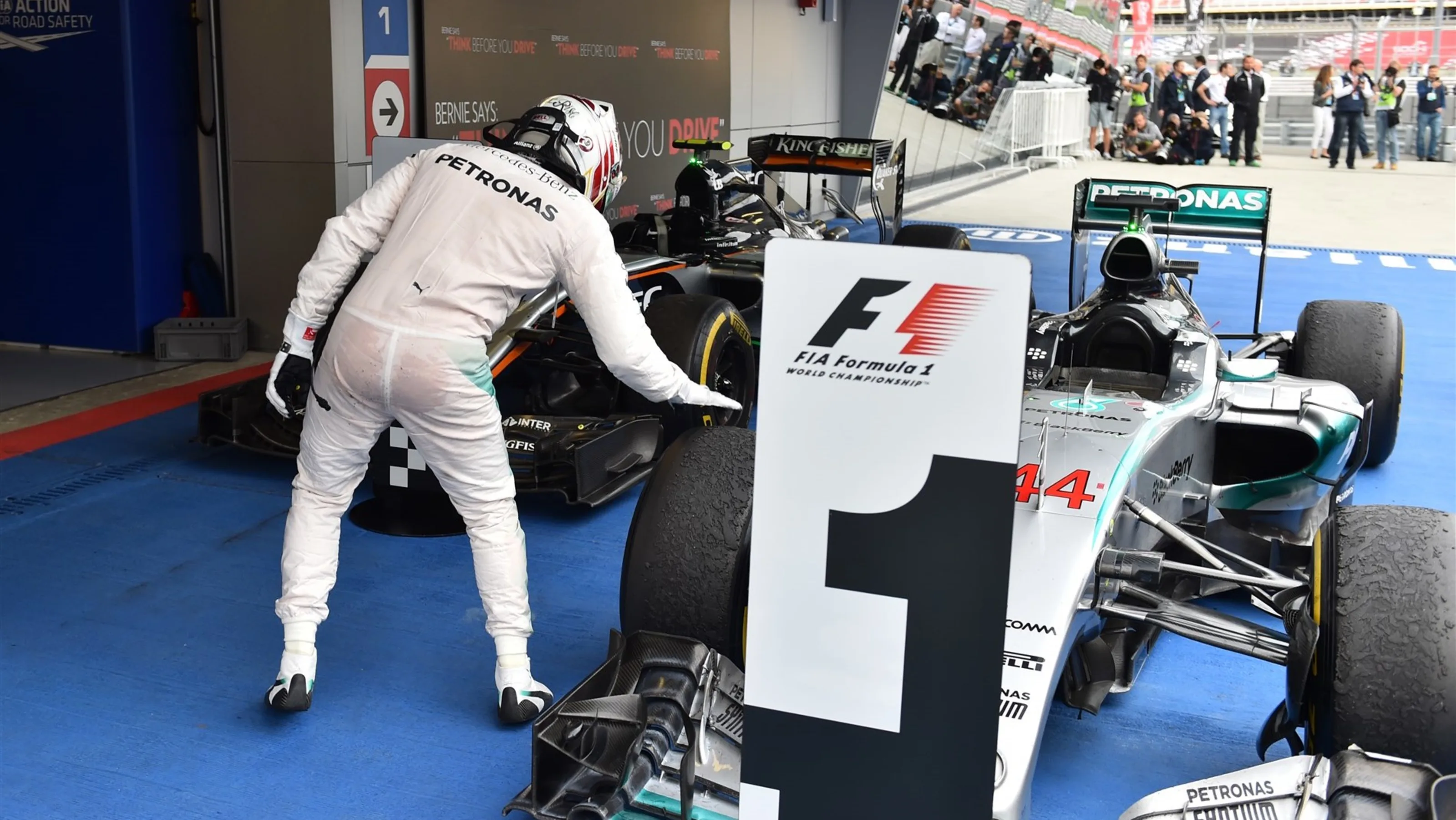 Race winner Lewis Hamilton (GBR) Mercedes AMG F1 W06 celebrates in parc ferme at Formula One World