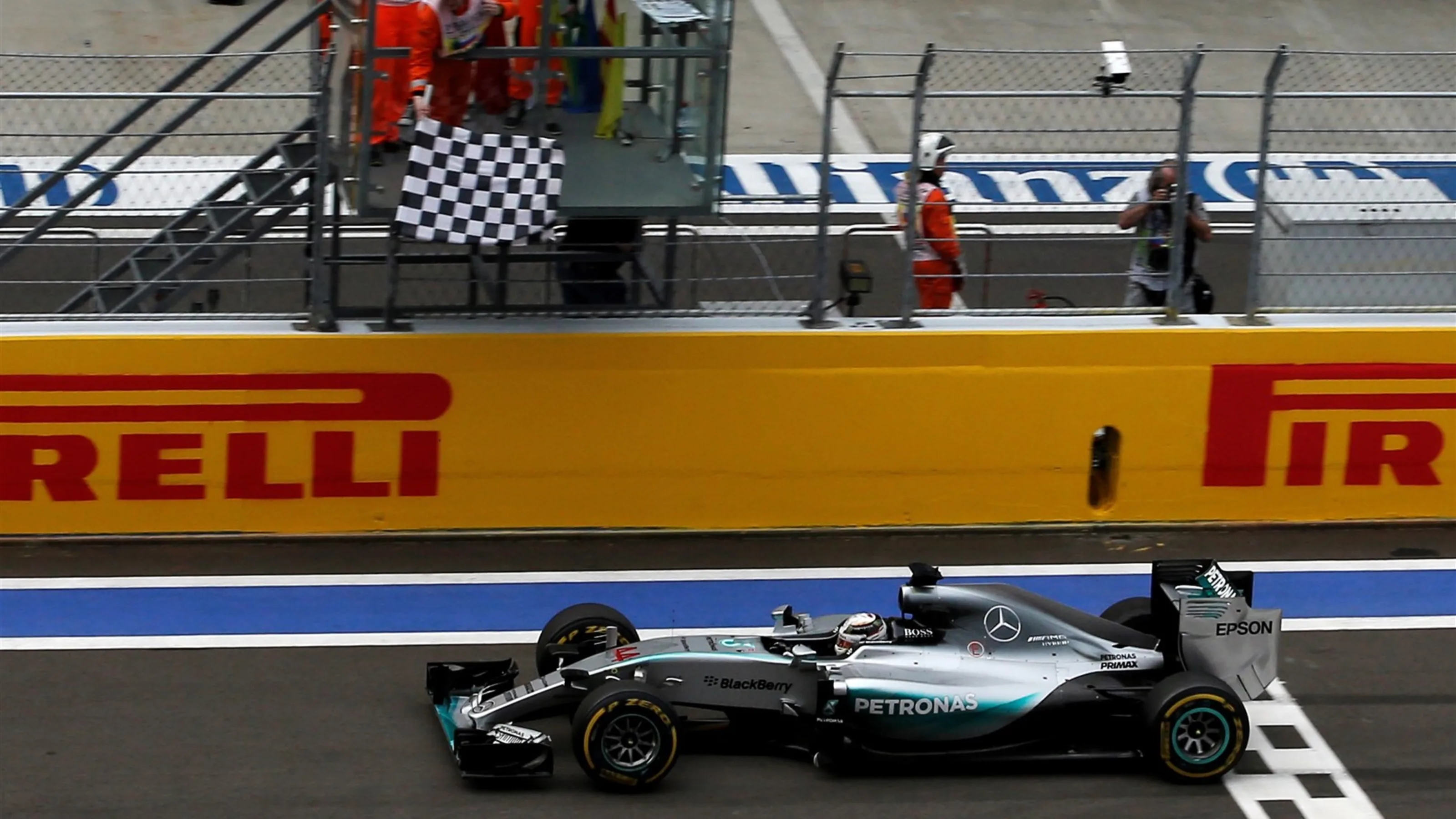 Race winner Lewis Hamilton (GBR) Mercedes AMG F1 W06 crosses the line and takes the chequered flag