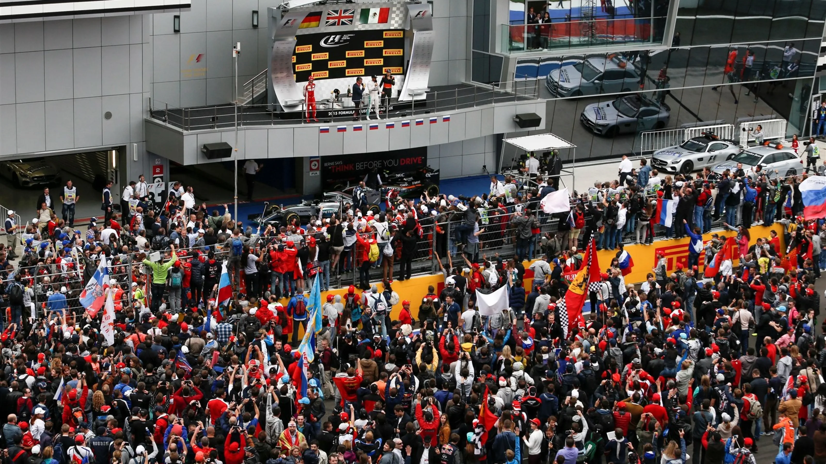 Lewis Hamilton (GBR) Mercedes AMG F1, Sebastian Vettel (GER) Ferrari and Sergio Perez (MEX) Force